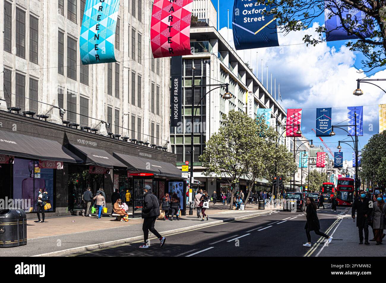 Scena di strada su Oxford Street, Londra, Inghilterra, Regno Unito. Foto Stock