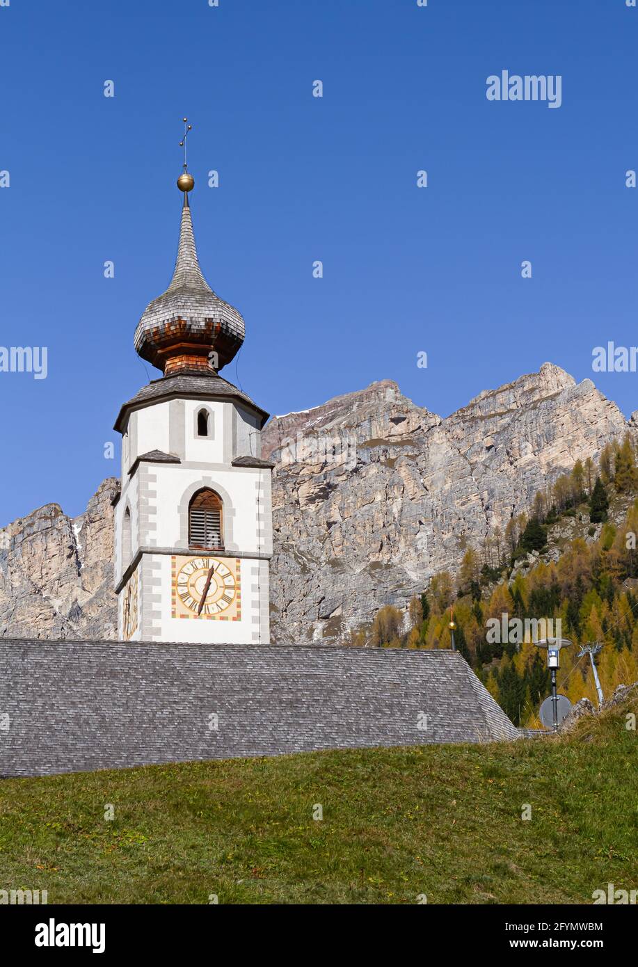 Calfosch, Italia - 27 ottobre 2014: Calfosch è il paese più alto con residenti permanenti nella Val Badia a 1,645 metri. Chiesa di San Vigil Foto Stock