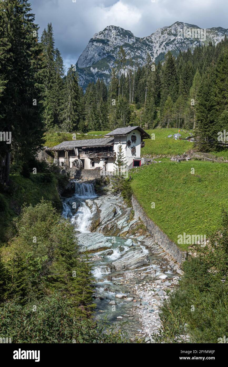 Sappada, Italia - 9 settembre 2020: Idilliaco mulino ad acqua abbandonato a Sappada, un villaggio alpino ai margini delle Dolomiti italiane Foto Stock