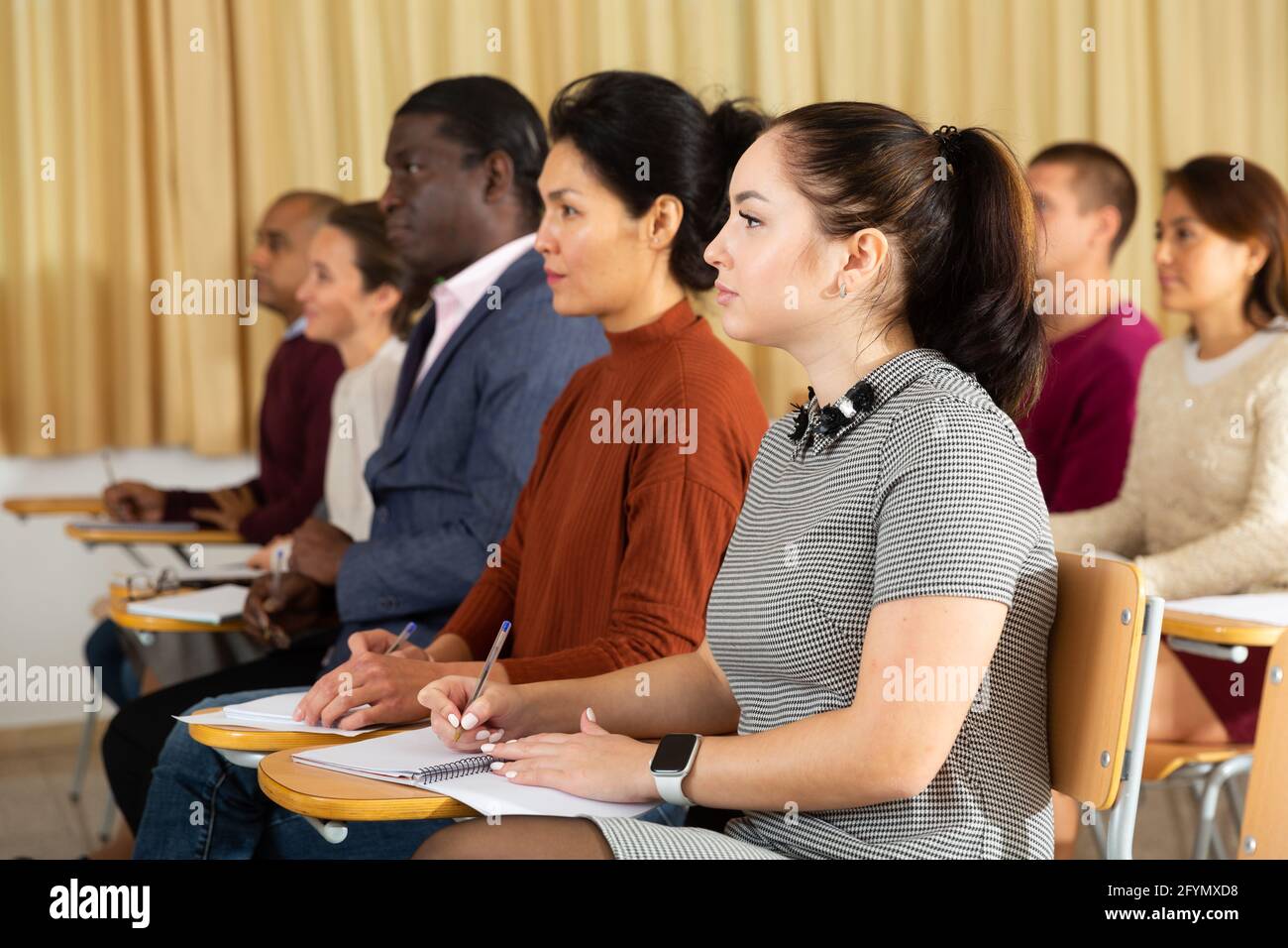 Gruppo multietnico di persone che studiano insieme a tavola . Focus sulla donna ucraina Foto Stock