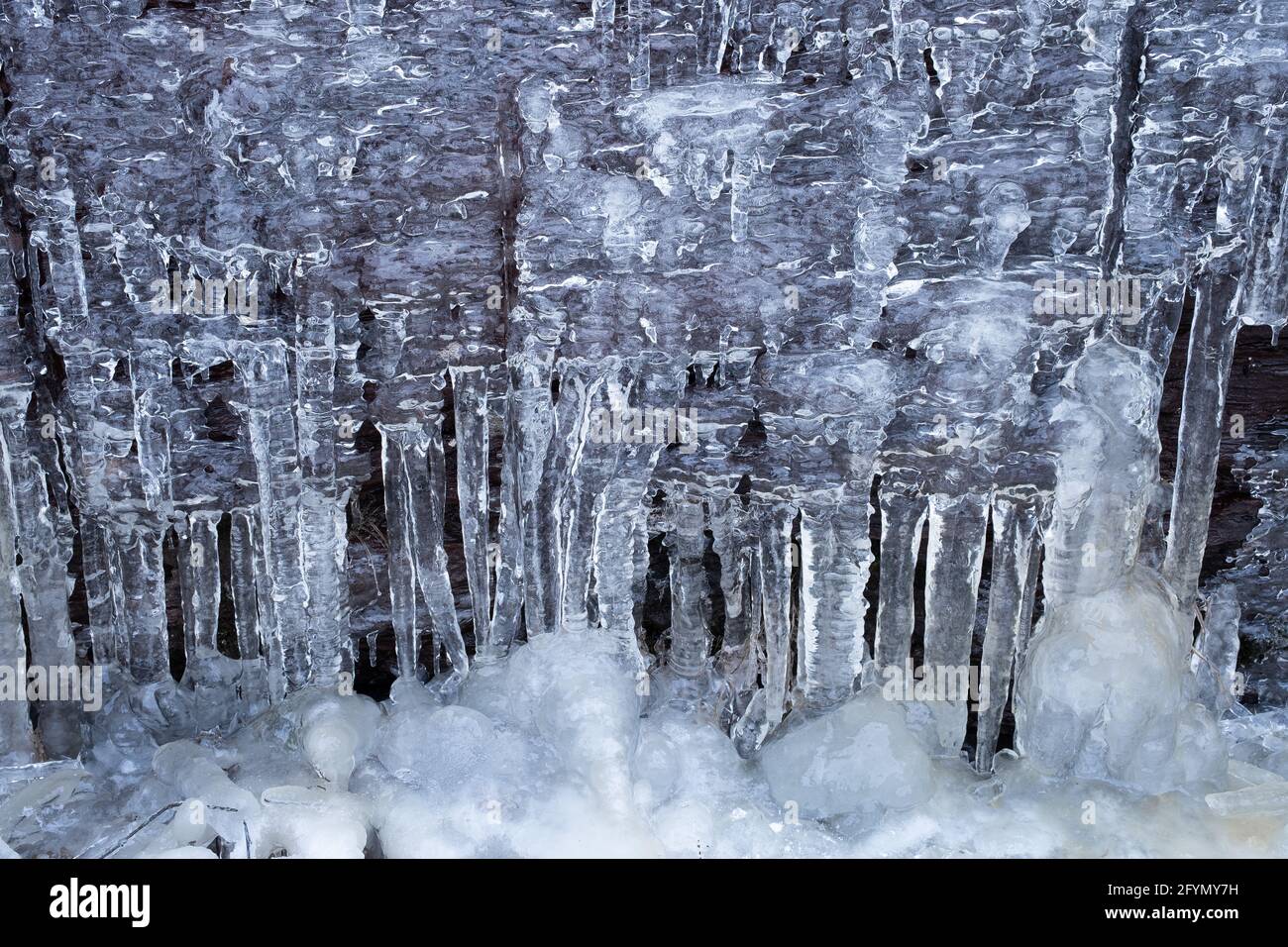 Chapfensee, Svizzera - 30 dicembre 2020: Candele di ghiaccio invernali su una parete rocciosa del lago Chapfensee Foto Stock