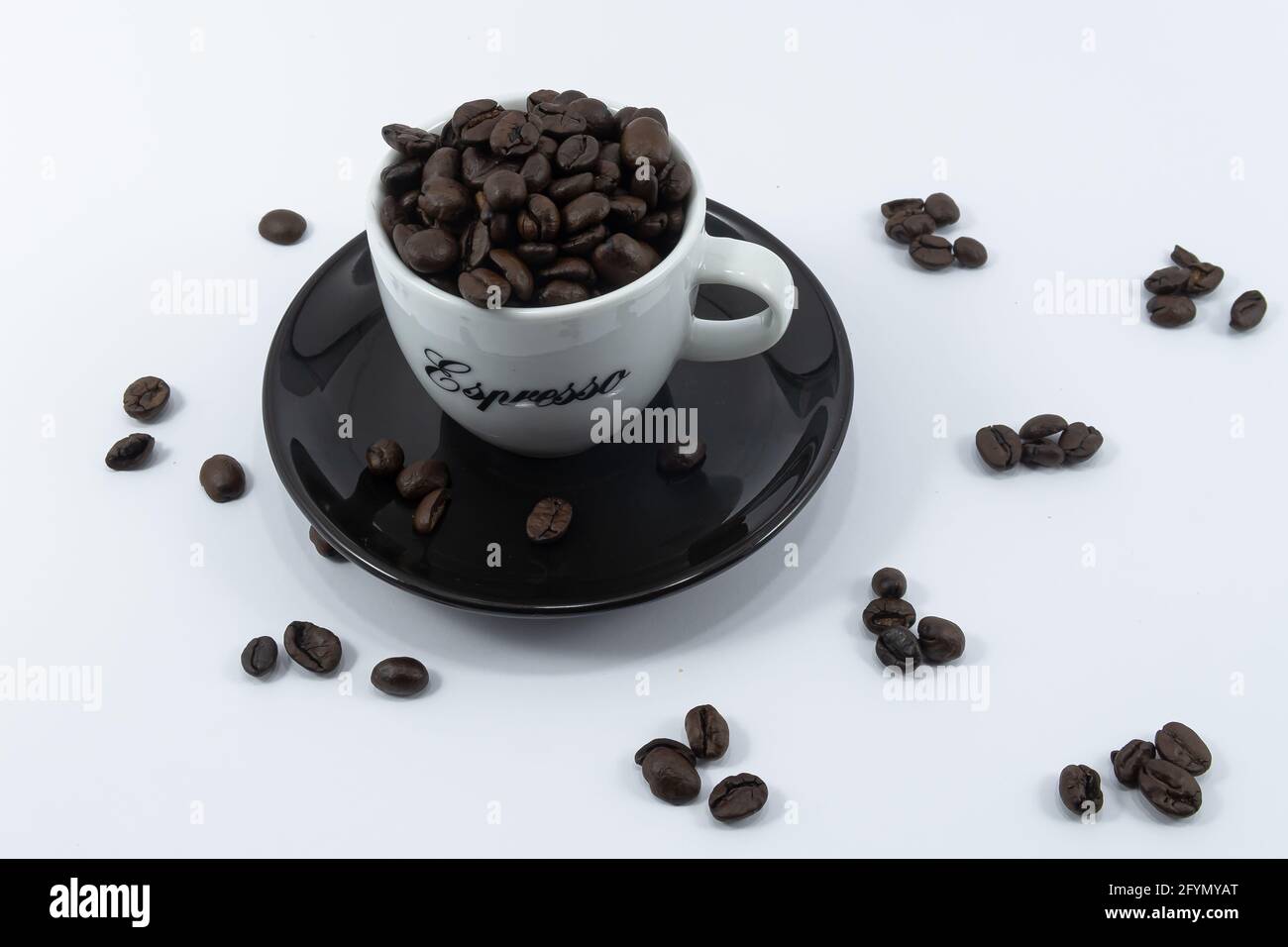 Zurigo, Svizzera - 12 giugno 2020: Una tazza di caffè espresso ripieno di chicchi Foto Stock