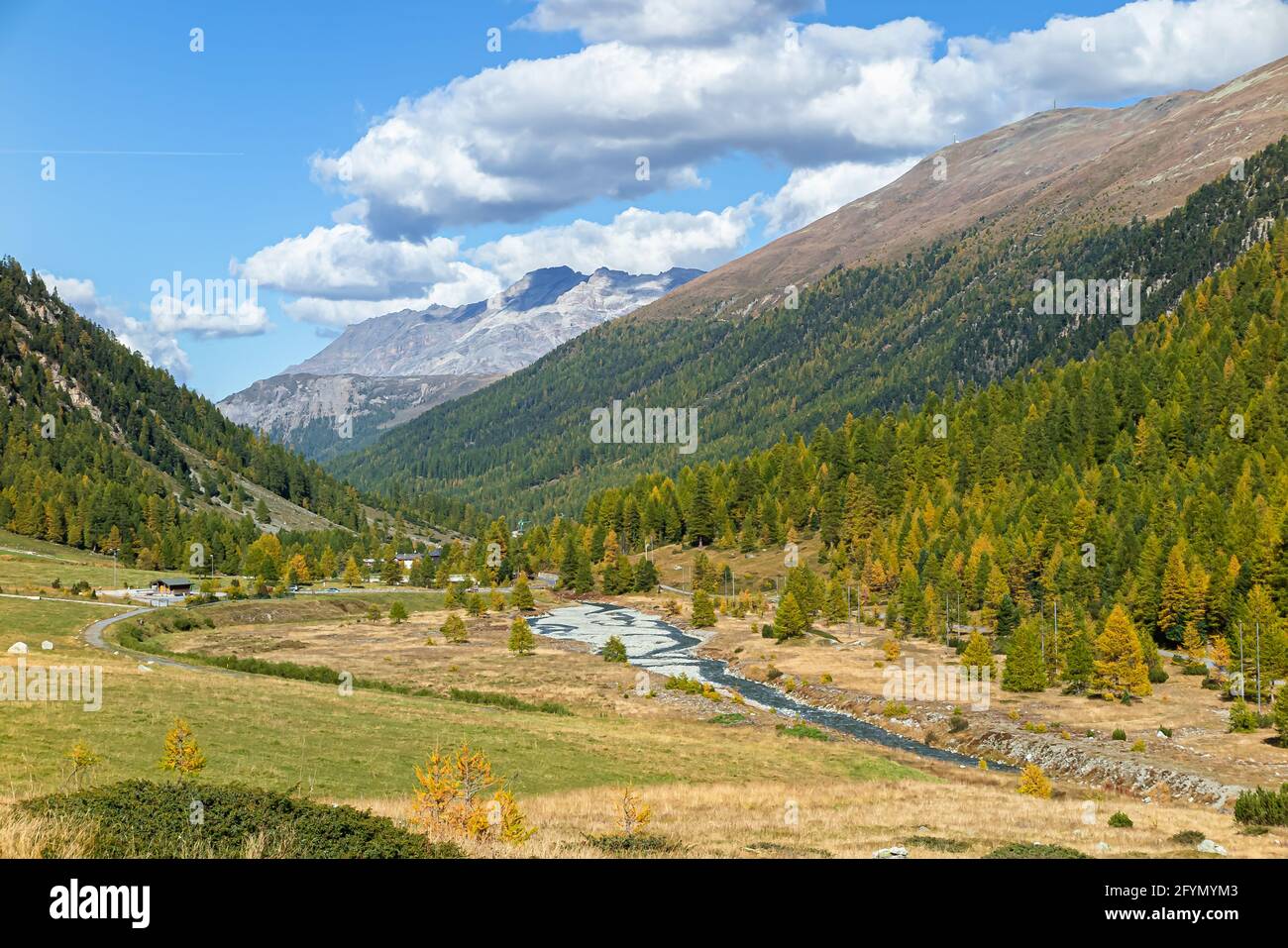 Livigno, Italia - 2 ottobre 2014: In autunno il Passo della Forcola conduce attraverso una bellissima valle verso Livigno nelle Alpi italiane. Foto Stock