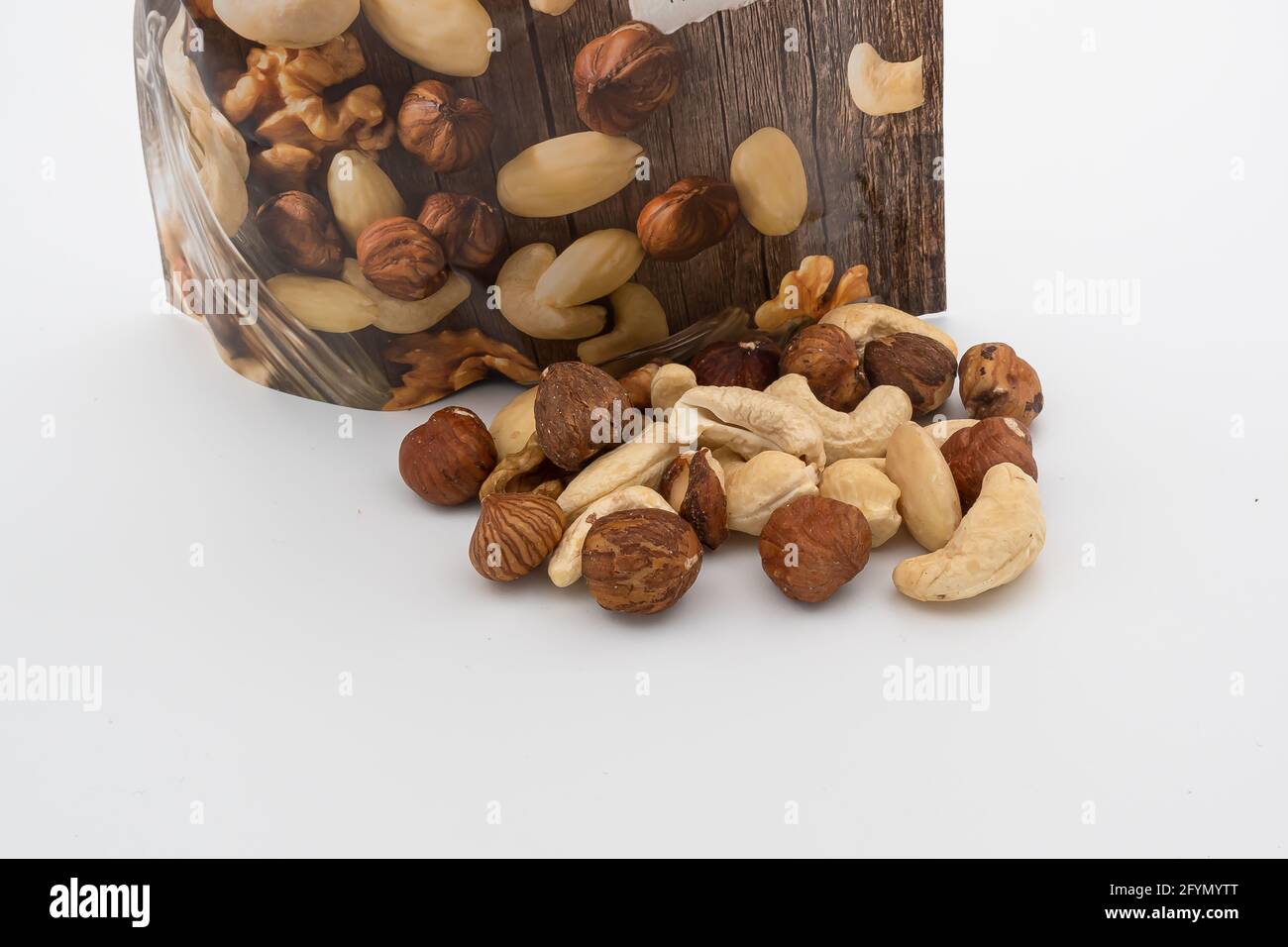 Zürich, Svizzera - 8 novembre 2020: Diversi tipi di frutta a guscio e nocciole Foto Stock