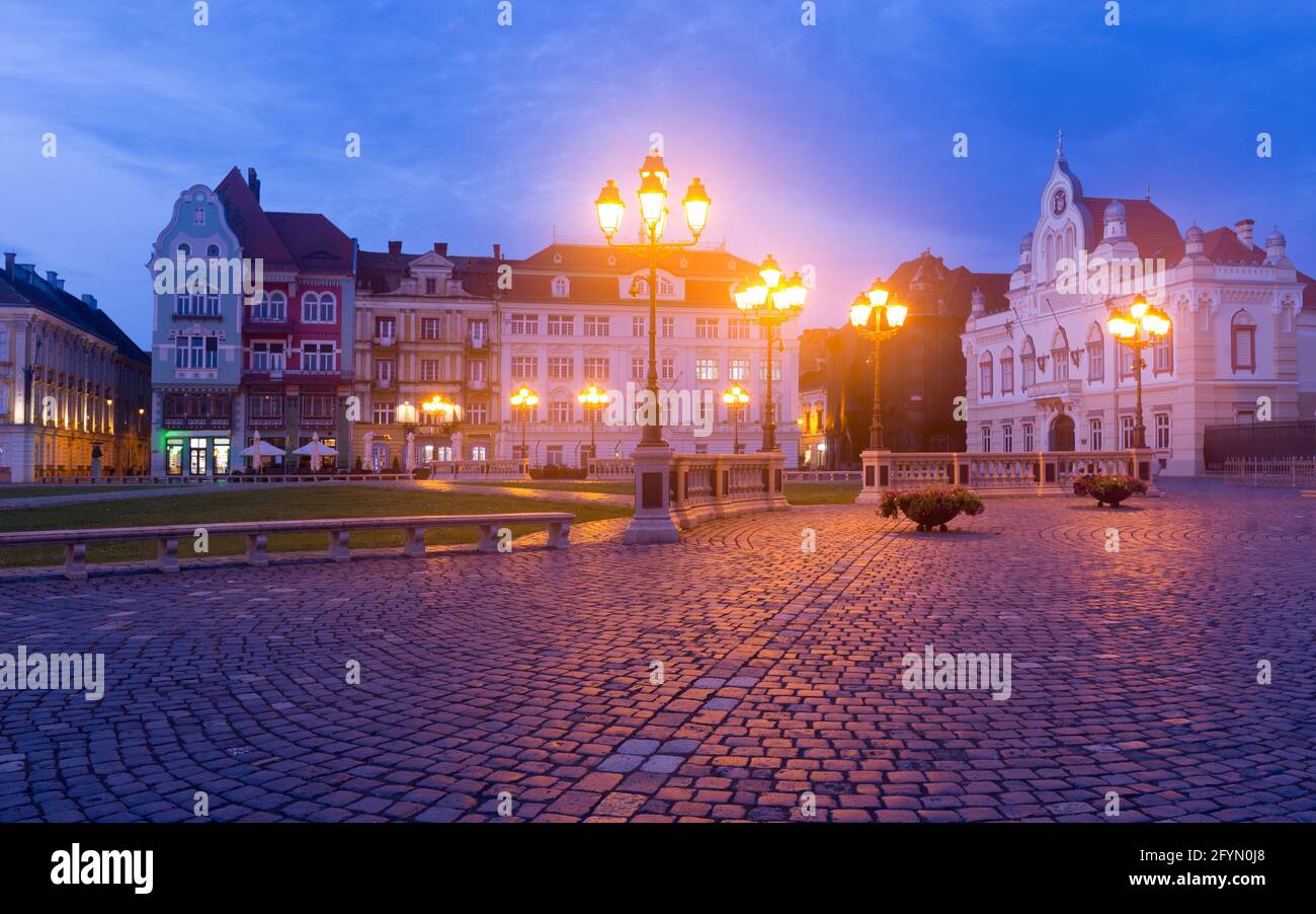 Illuminata La Piazza Unirii a Timisoara nel crepuscolo, Romania Foto Stock