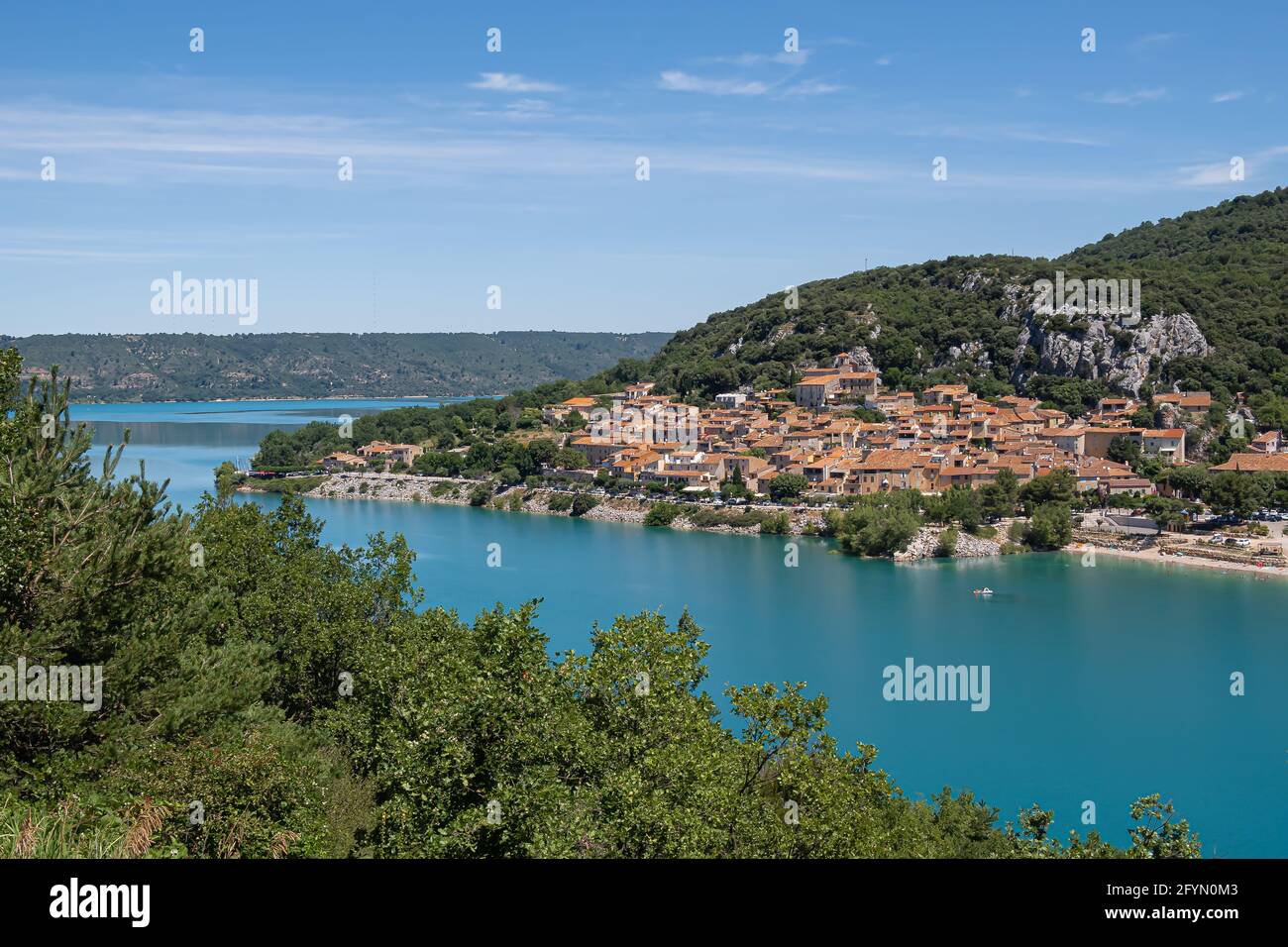Bauduen, Francia - 5 luglio 2020: Bauduen e il Lago della Santa Croce - le lac de Sainte Croix in Provenza Foto Stock