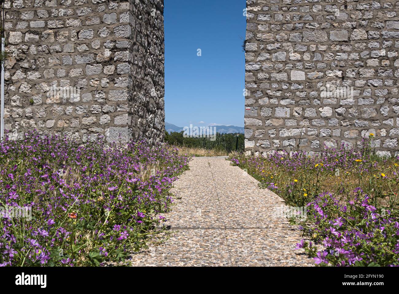 Sisteron, Francia - 7 luglio 2020: Una passerella lastricata che conduce tra due pareti in pietra Foto Stock