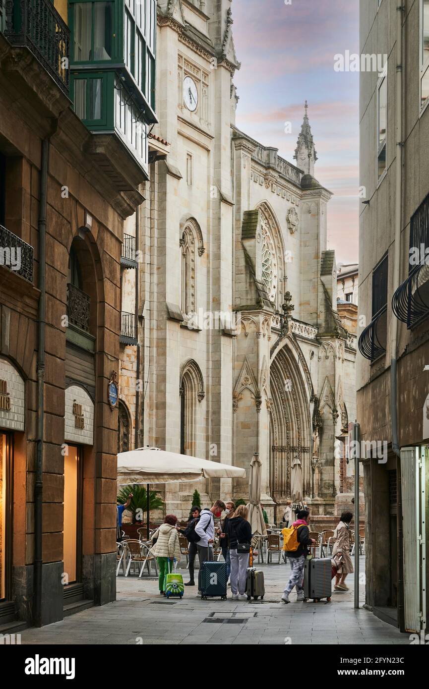 Via Bidebarrieta e Cattedrale di Santiago sullo sfondo, Bilbao, Biscay, Paesi Baschi, Spagna. Foto Stock