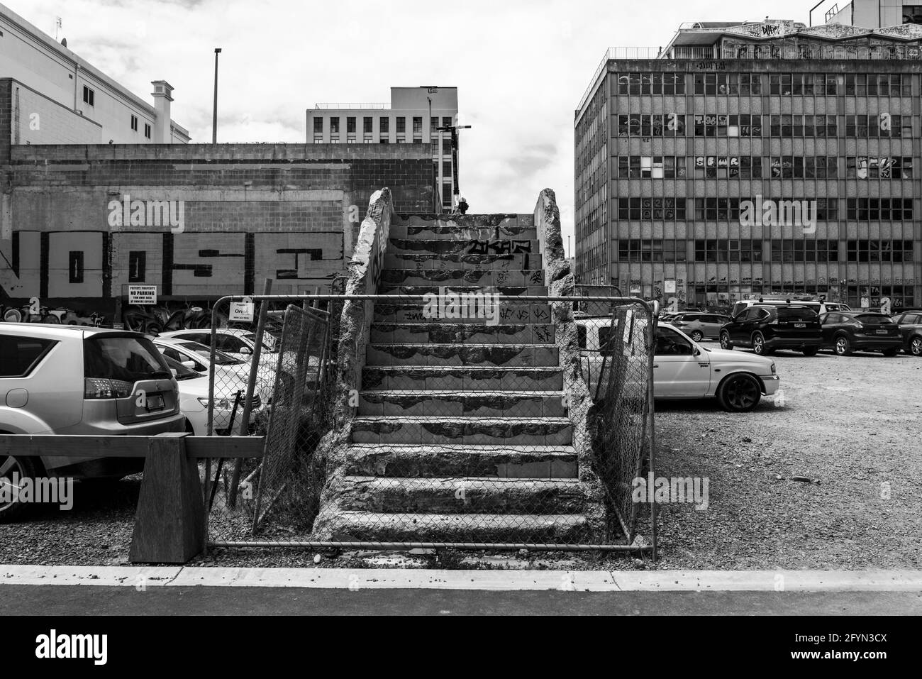 Scale che non conducono da nessuna parte, resti di un edificio distrutto dal terremoto del 2011, Christchurch, Nuova Zelanda Foto Stock