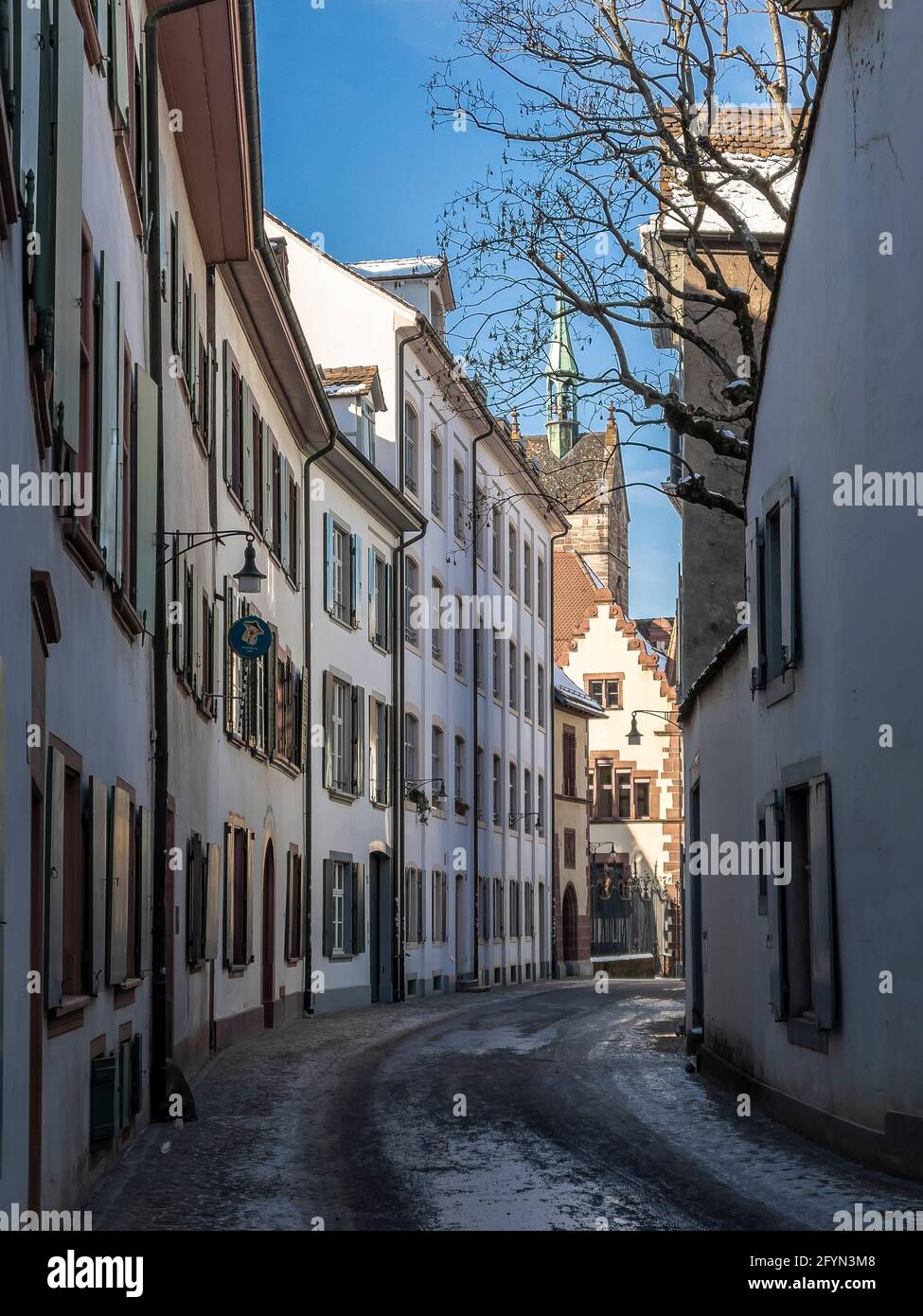 Vista sulla strada del centro storico di Basilea, in Svizzera, al confine franco-tedesco. Foto Stock