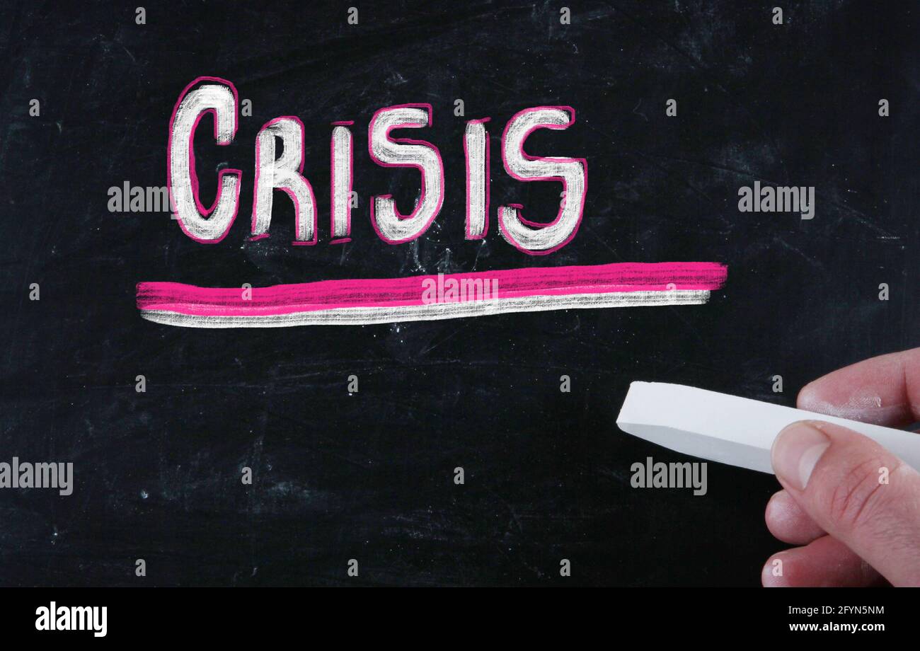 Primo piano di un testo sottolineato "crisi" su sfondo nero Foto Stock