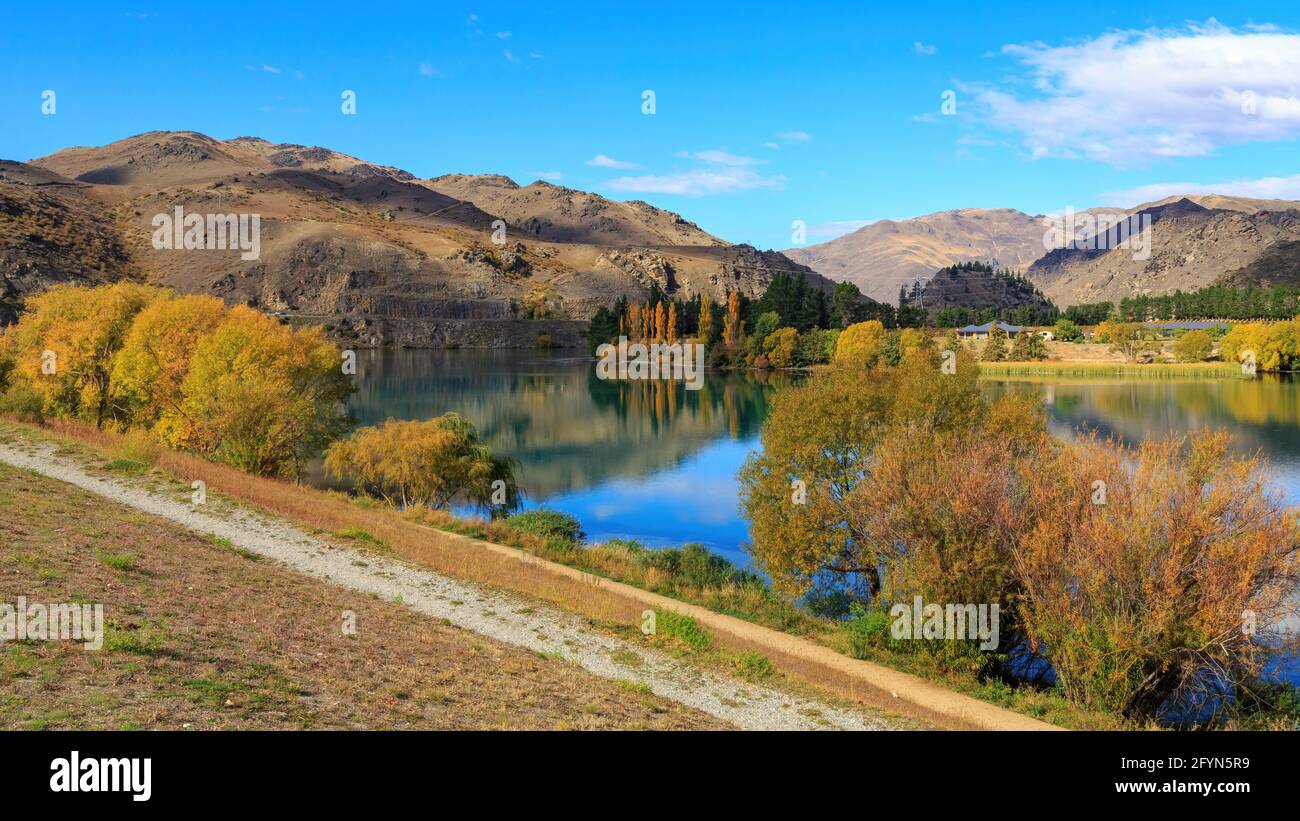 Paesaggio autunnale a Cromwell, Nuova Zelanda, con alberi colorati che circondano il lago Dunstan Foto Stock