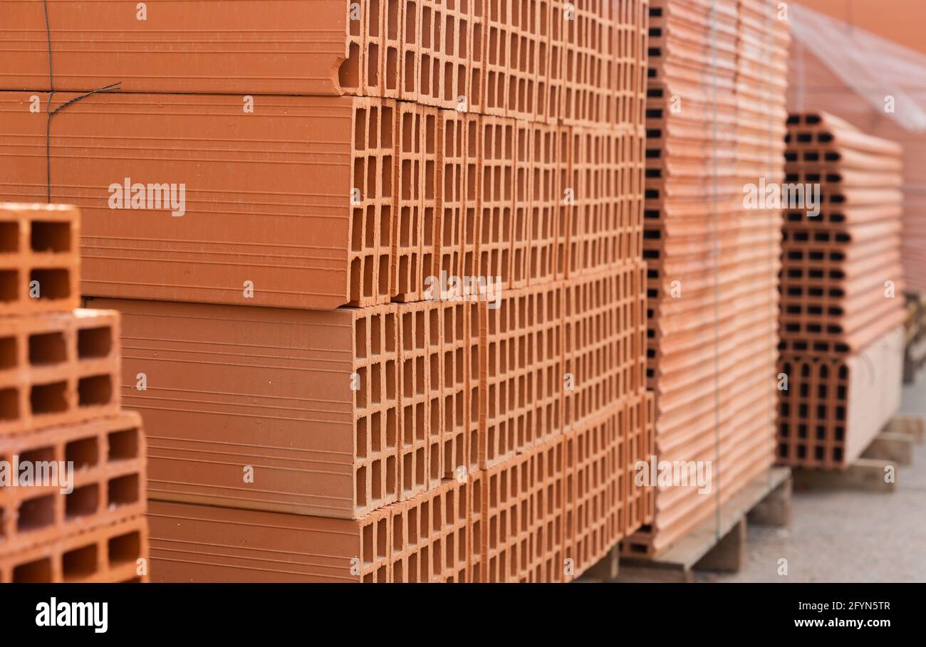 Pallet con pila di mattoni rossi giacenti al magazzino di materiali da  costruzione in giornata di sole Foto stock - Alamy