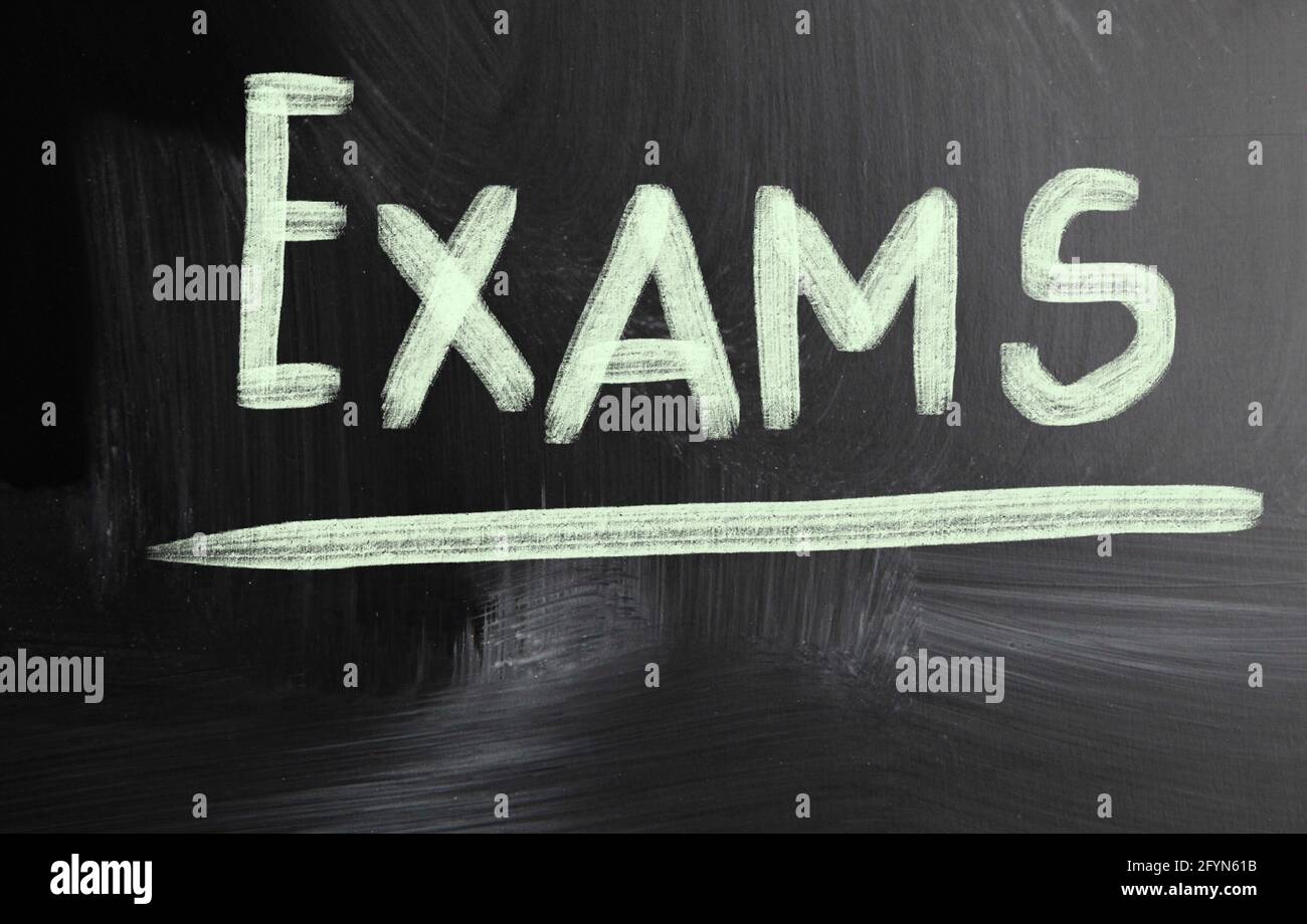 Primo piano di un testo sottolineato "esami" su sfondo nero Foto Stock