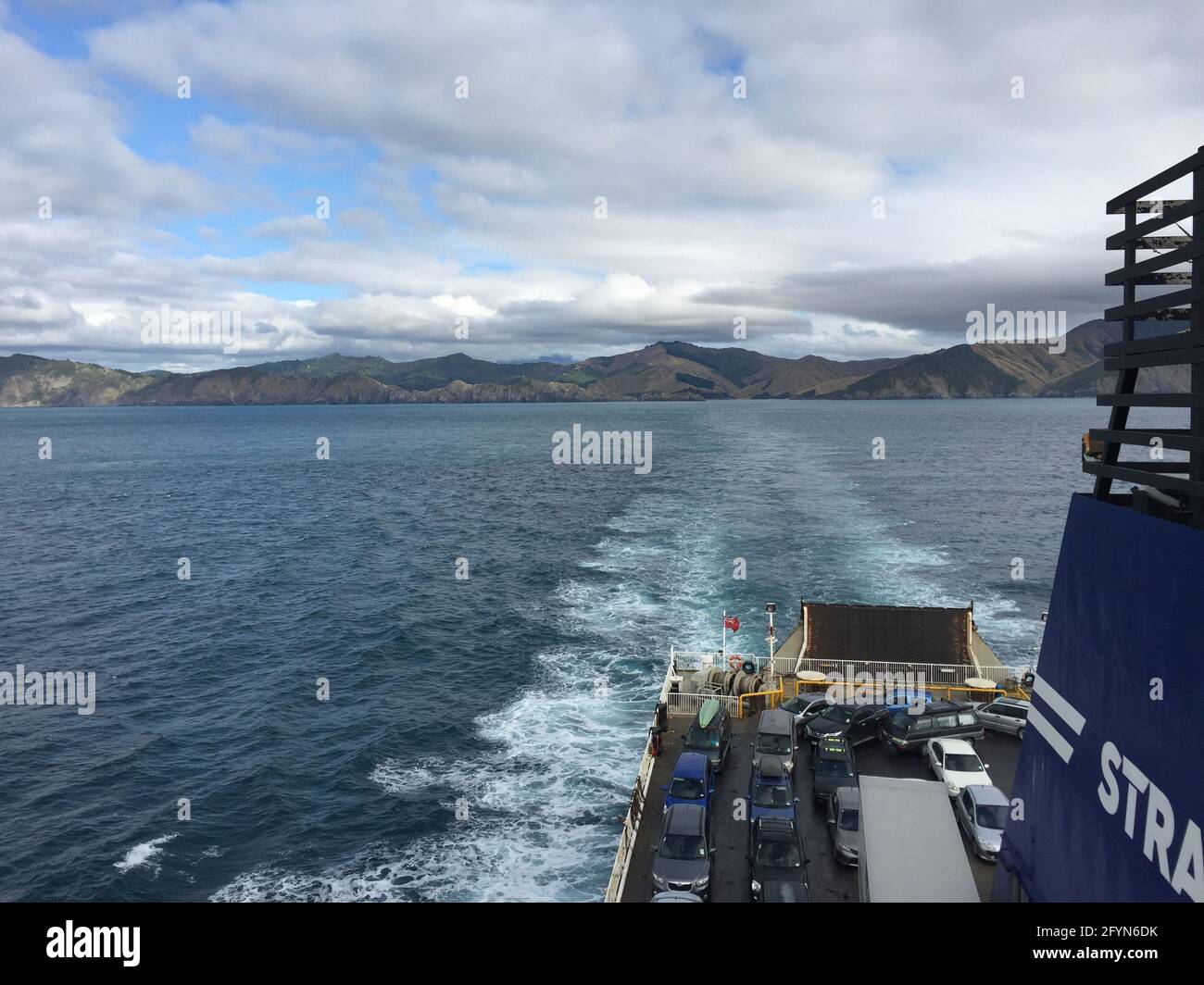 Traghetto che parte dalla baia di Picton verso Wellington, Nuova Zelanda Foto Stock