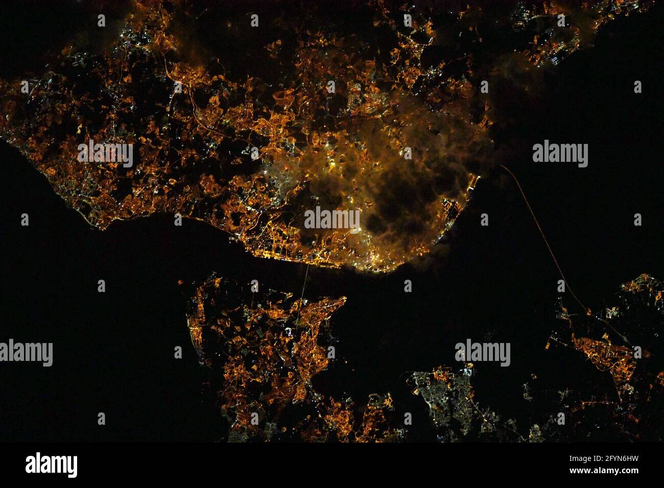 LISBONA, PORTOGALLO - 08 maggio 2021 - questa splendida vista notturna di Lisbona, il Portogallo, è stato catturato da un astronauta sulla Stazione spaziale Internazionale - Foto: Foto Stock