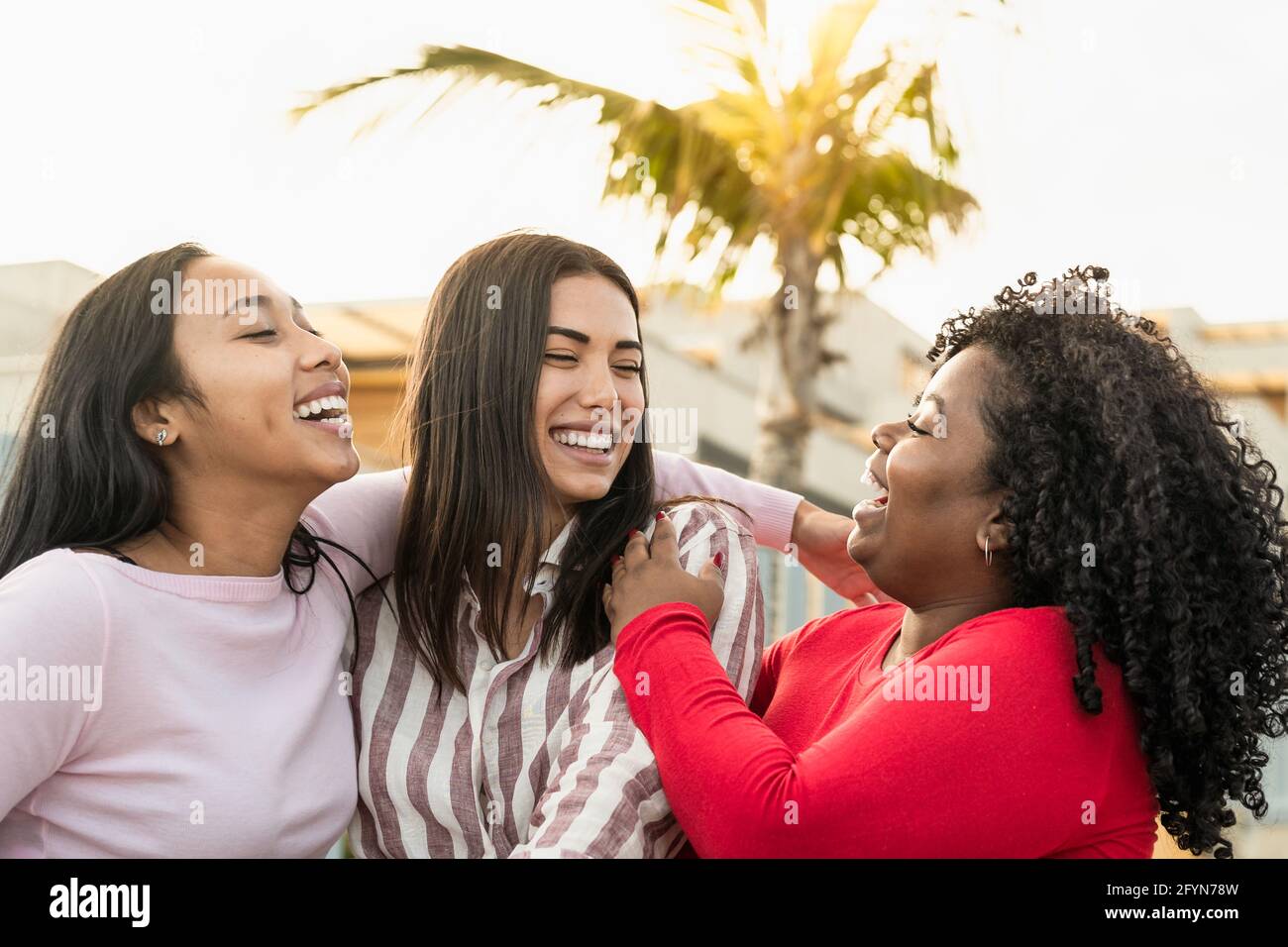 Felici amici multirazziali che si divertono in città - giovani concetto di stile di vita delle persone Foto Stock