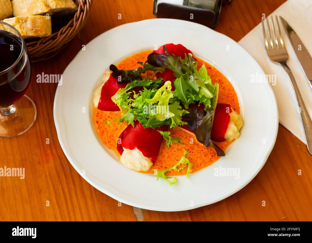 Gustosi peperoni ripieni di piquillo con brandade di merluzzo in salsa con lattuga Foto Stock