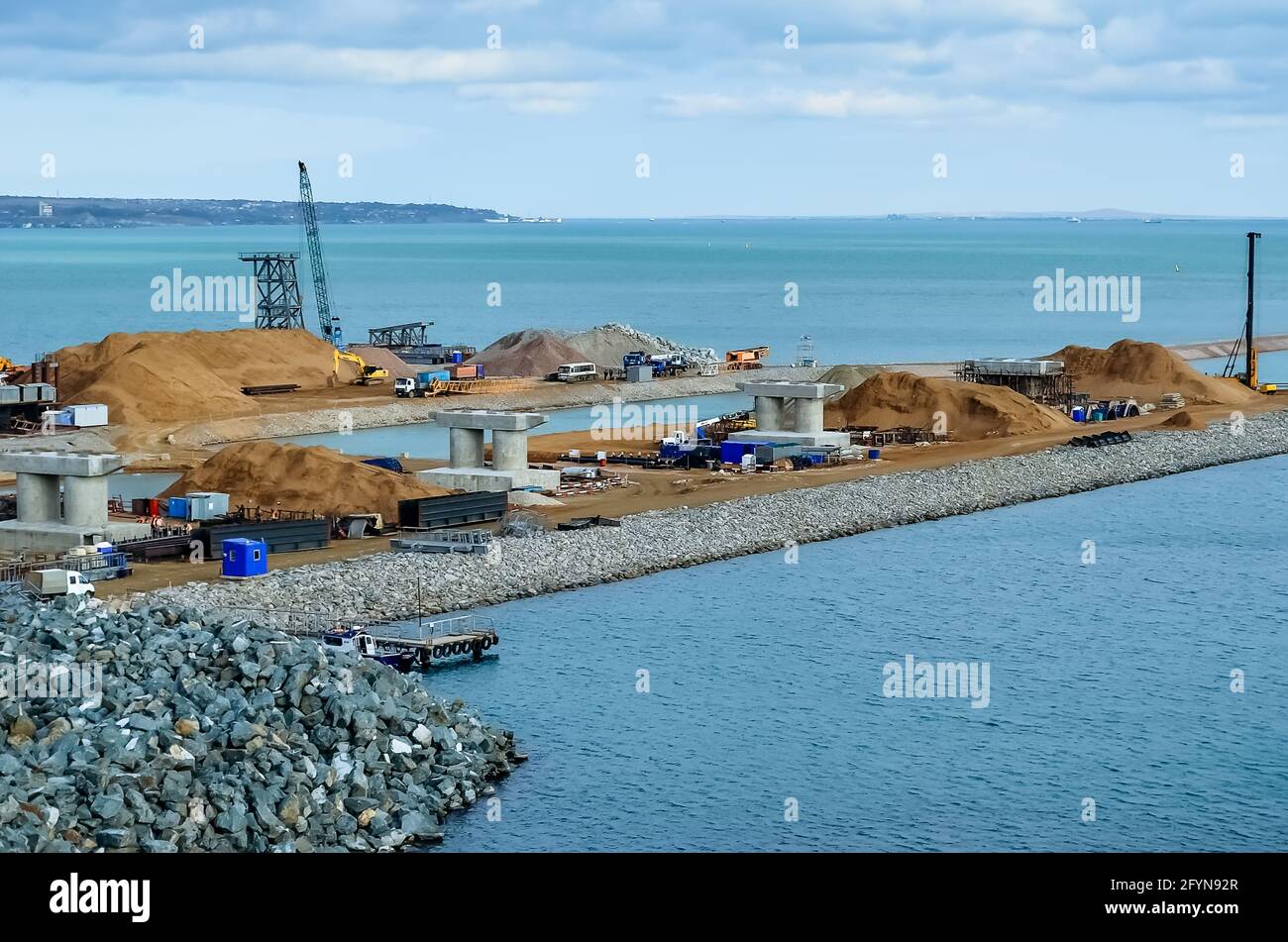 Kerch, Russia - 18 agosto 2017: Ponte in costruzione come parte del ponte di Crimea dalla penisola di Taman alla penisola di Kerch. Foto del ponte di Crimea Foto Stock