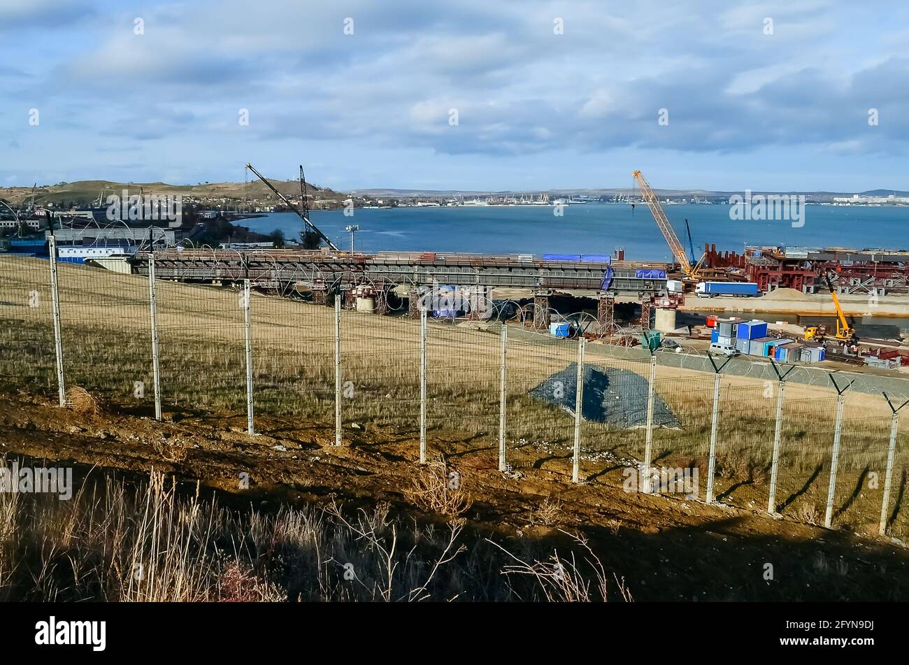 Kerch, Russia - 18 agosto 2017: Ponte in costruzione come parte del ponte di Crimea dalla penisola di Taman alla penisola di Kerch. Foto del ponte di Crimea Foto Stock