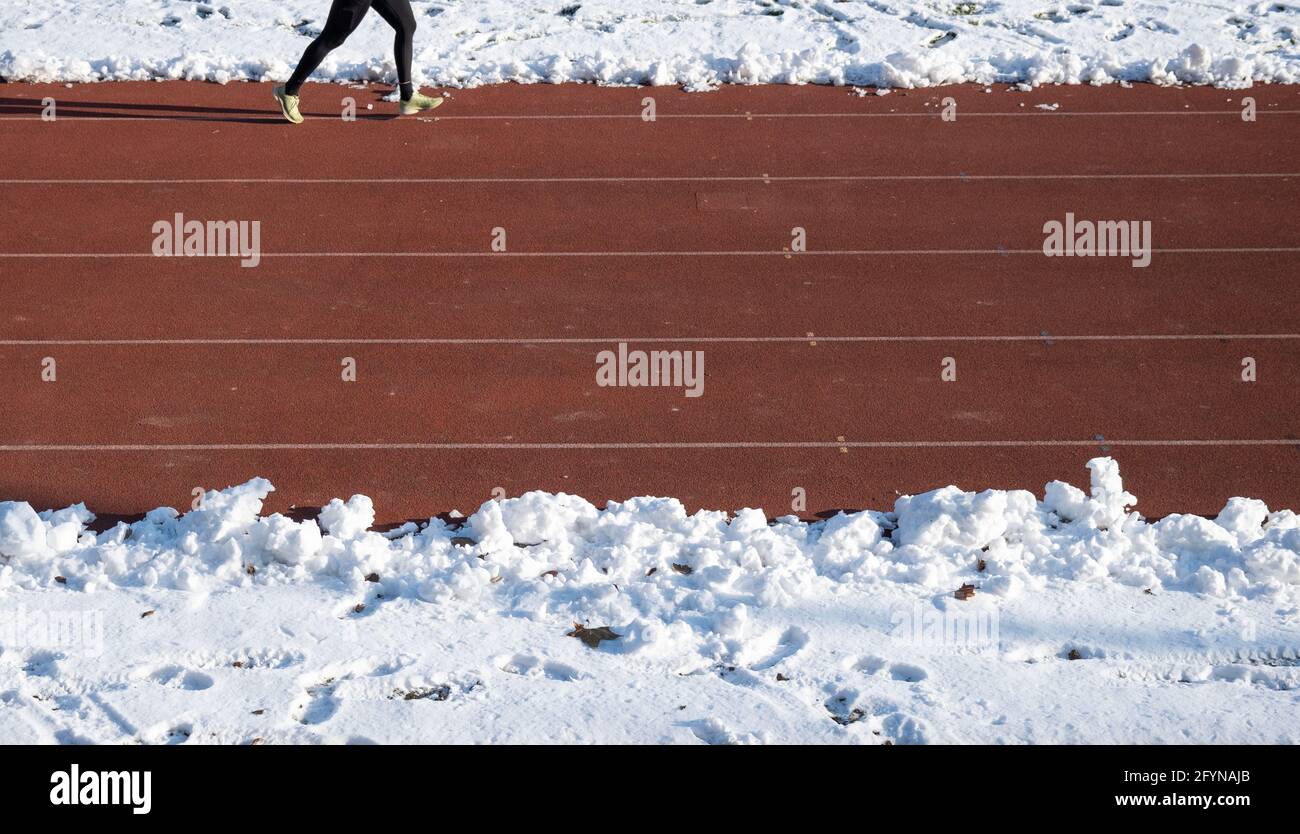Zurigo, Svizzera - 1° gennaio 2020: I corridori si allenano in inverno sulle piste da corsa dello stadio Foto Stock