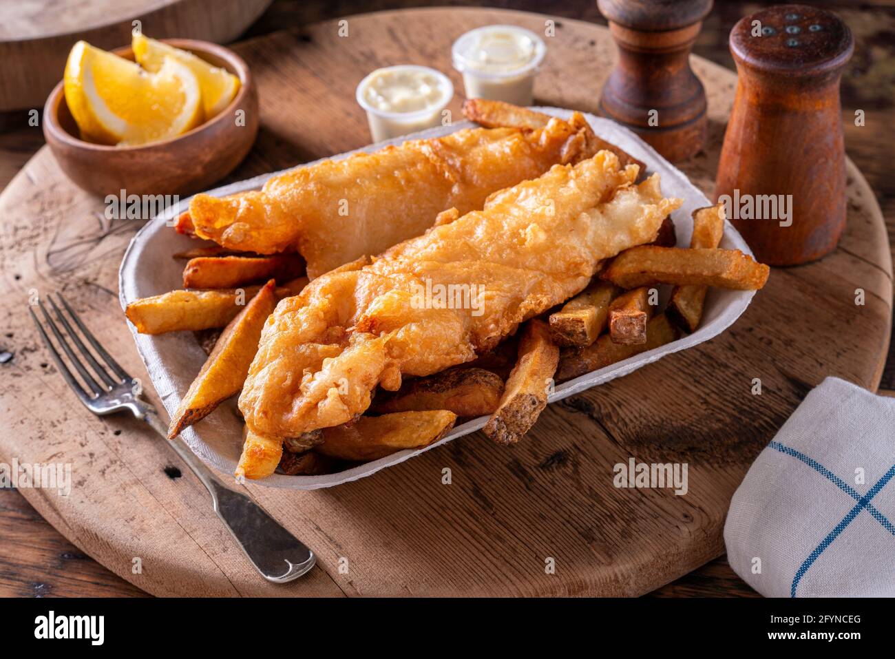 Delizioso pesce fritto e patatine fritte. Foto Stock