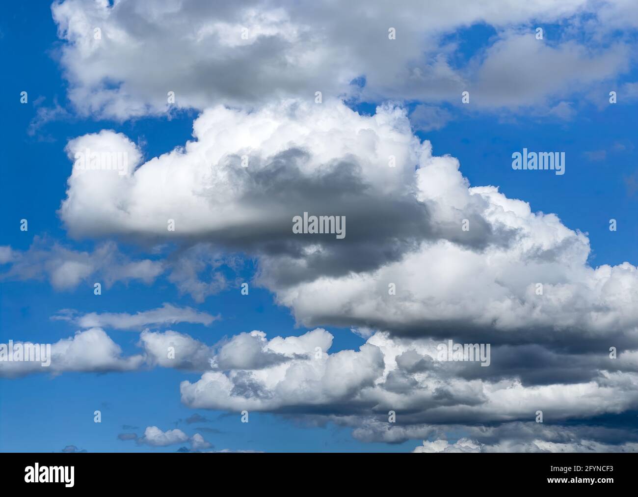 Sfondo blu cielo con belle nuvole strutturate Foto Stock