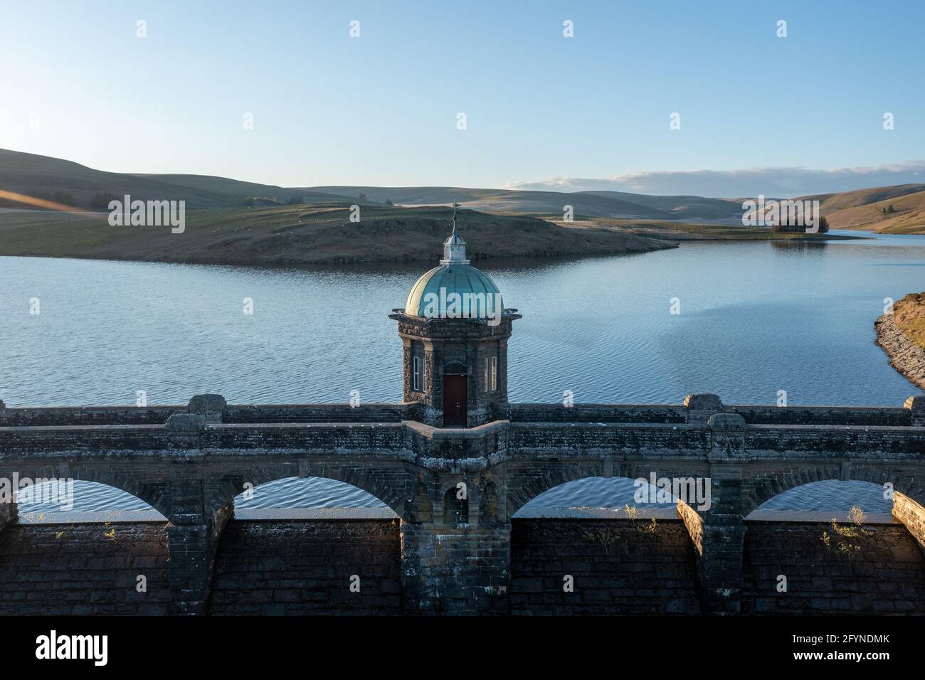 I serbatoi e le dighe della valle dell'Elan in primavera nel campagna gallese Foto Stock