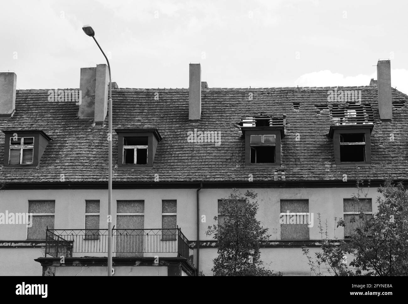 POZNAN, POLONIA - 16 giu 2015: Case con un tetto di tegole danneggiato in città Foto Stock