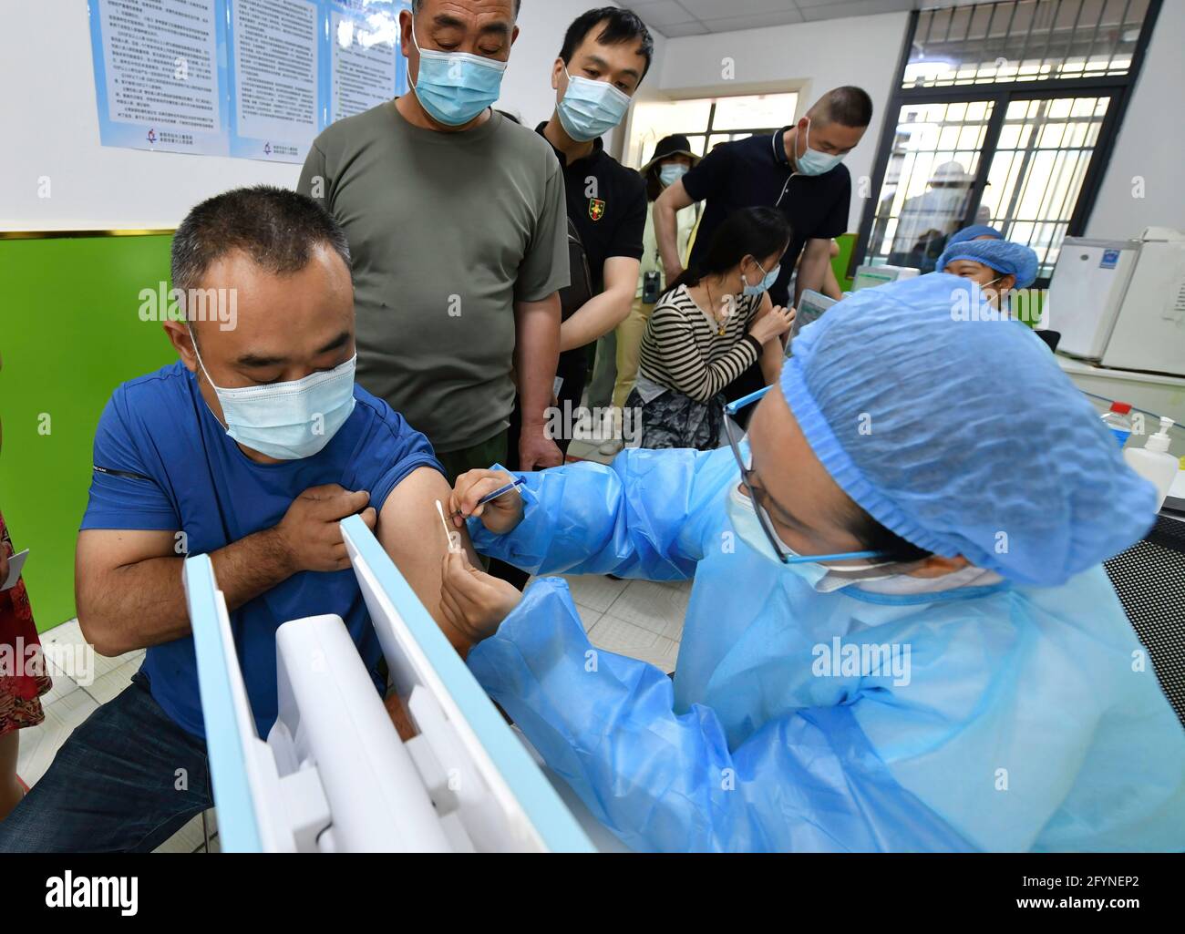 Fuyang City, Cina. 29 maggio 2021. Un operatore sanitario somministra una  dose di vaccino Sinopharm COVID-19 ad un uomo presso la clinica di  vaccinazione del centro di assistenza sanitaria della comunità Gulou