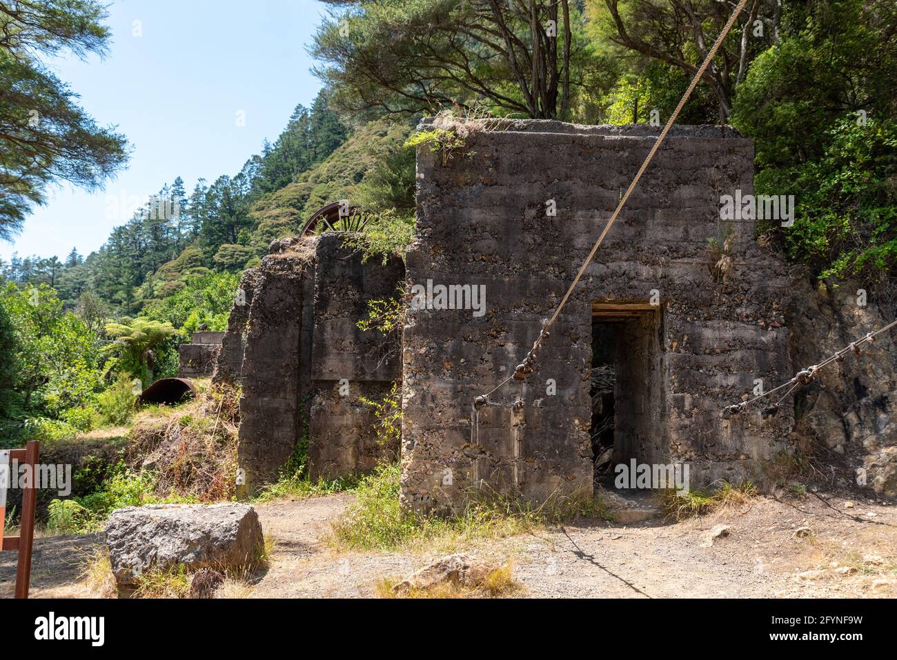 Resti di una vecchia batteria di stampaggio a Karangahake del passato tempo di corsa dell'oro, penisola di Coromandel, Nuova Zelanda Foto Stock