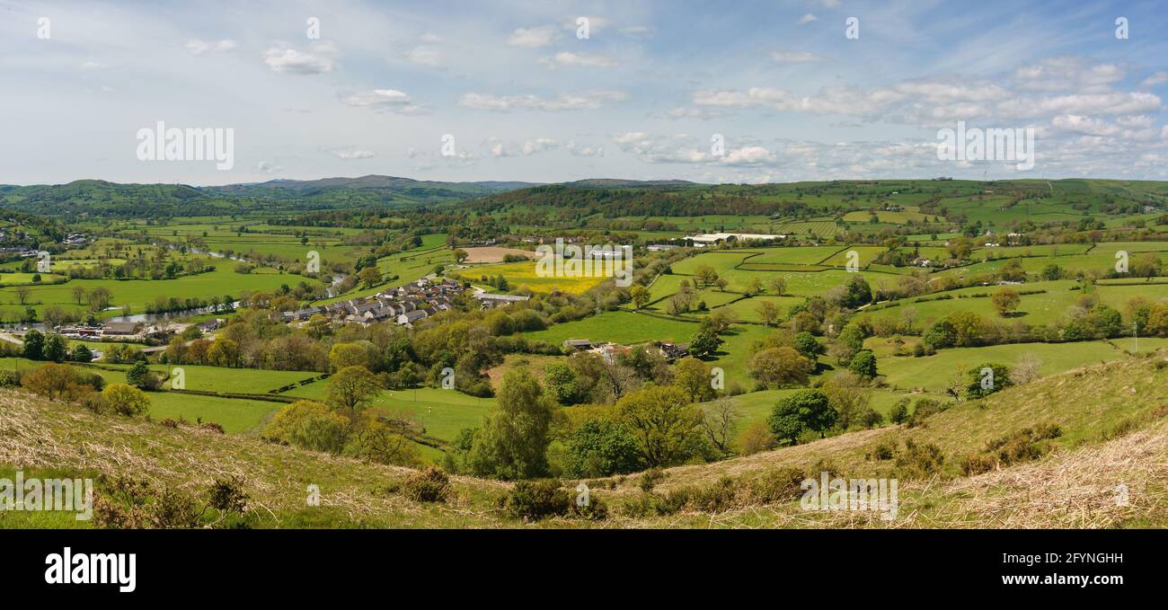 Vista panoramica su fattorie e colline sopra la città Di Corwen Galles del Nord Foto Stock