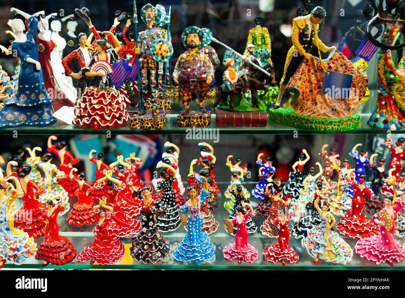 Famosi souvenir spagnoli artigianali ballerini di flamenco figurine esposti  in negozio per la vendita Foto stock - Alamy