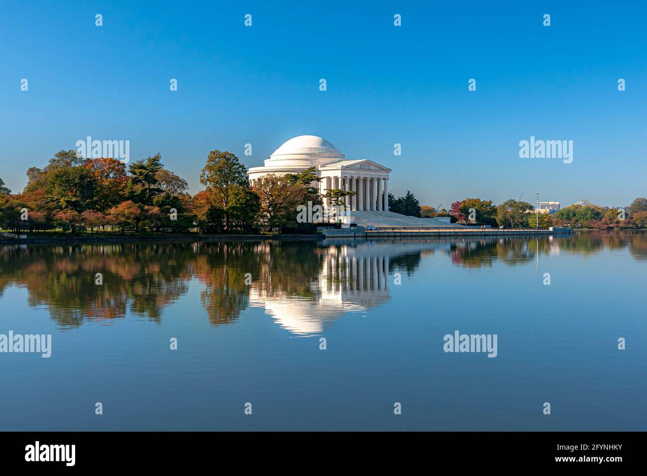 Thomas Jefferson Memorial visto dall'altra parte delle acque calme del bacino delle maree, dedicato a Thomas Jefferson, il terzo presidente degli Stati Uniti, Washington DC Foto Stock