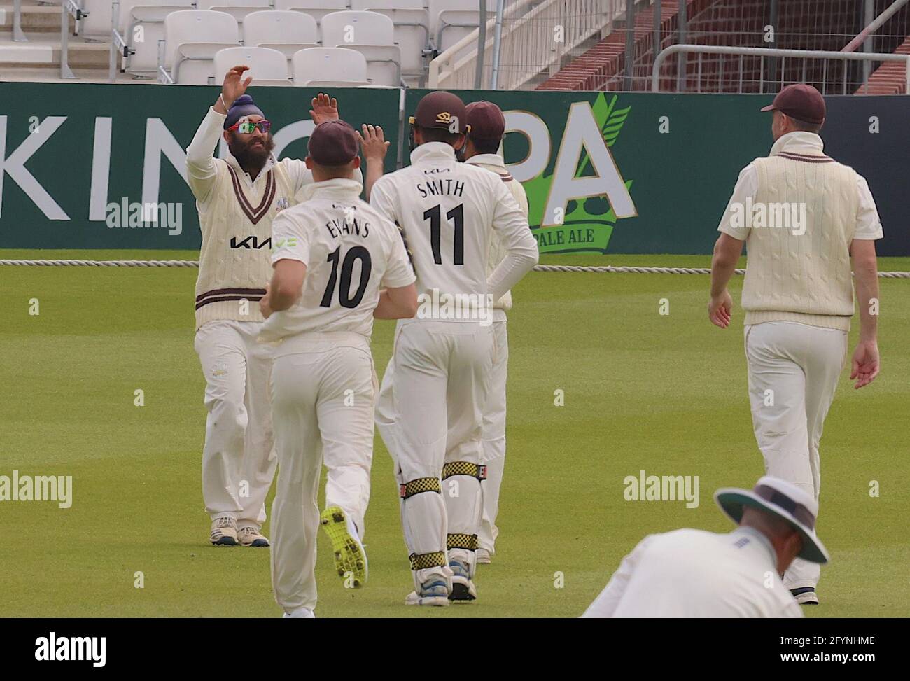 Londra, Regno Unito. 29 maggio 2021. Londra, Regno Unito. L'Amar Virdi di Surrey festeggia dopo aver ottenuto il wicket di Kraigg Barthwaite mentre Surrey prende il Gloucestershire nel campionato della contea al Kia Oval, giorno tre David Rowe/Alamy Live News Foto Stock