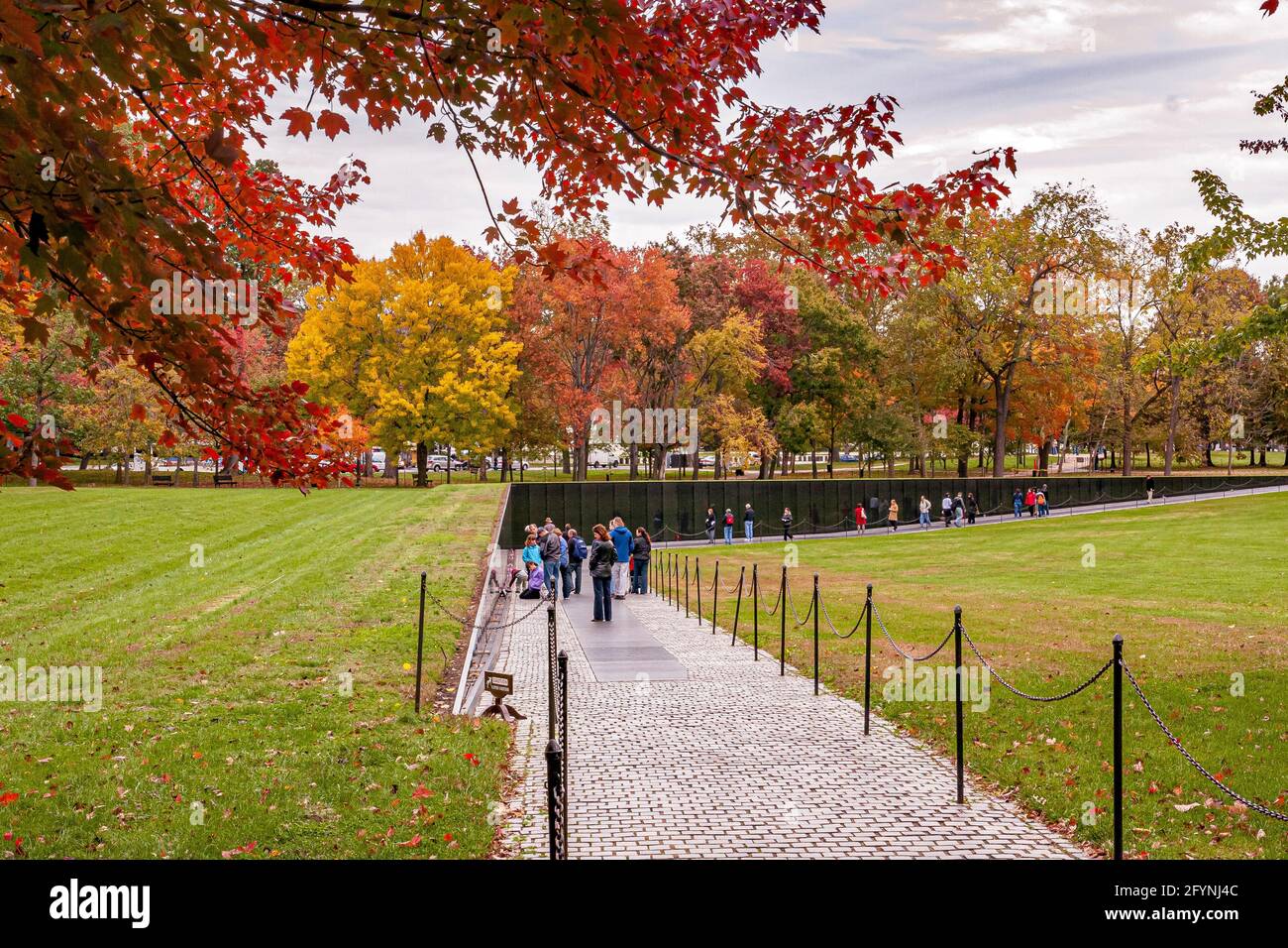 I visitatori del Vietnam Veterans Memorial, dove i nomi dei morti della guerra del Vietnam sono incisi sul muro di granito nero, Washington DC Foto Stock