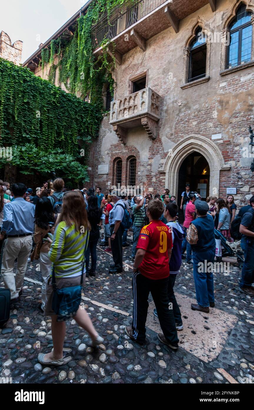 Un’attrazione per i visitatori è il romantico balcone in marmo di Casa Di Giulietta - (casa di Giulietta) È dove Romeo presumibilmente salì per raggiungere Giulietta nel Foto Stock