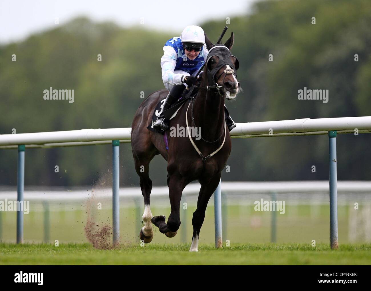Punchbowl Flyer guidato da Charles Bishop corre chiaro prima di andare avanti a vincere il Betway handicap all'ippodromo di Haydock Park a Newton-le-Willows, Merseyside. Data immagine: Sabato 29 maggio 2021. Foto Stock