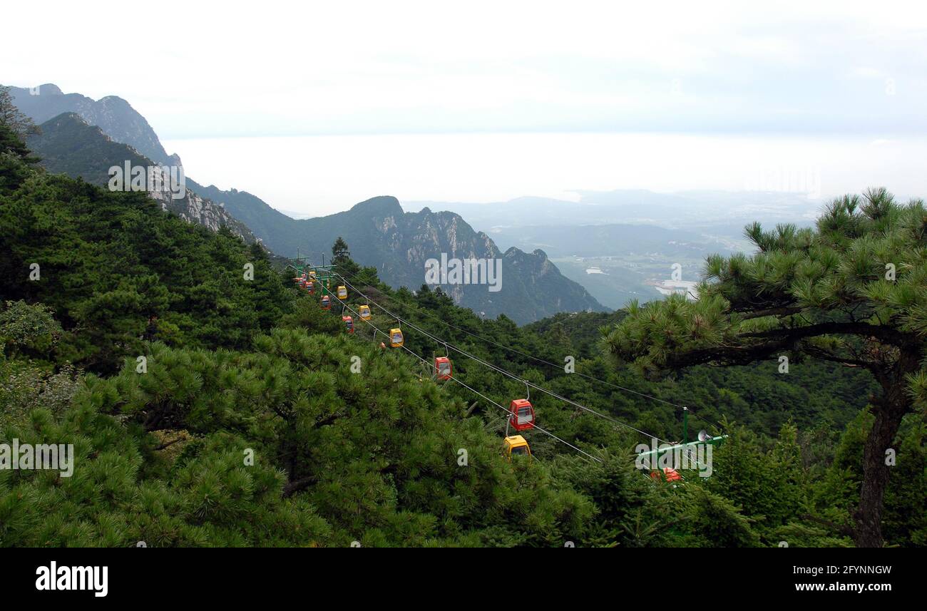 Lushan montagna nella provincia di Jiangxi, Cina. Funivie che salgono sul Monte Lu con vista sulla montagna, la foresta e le cime. Foto Stock