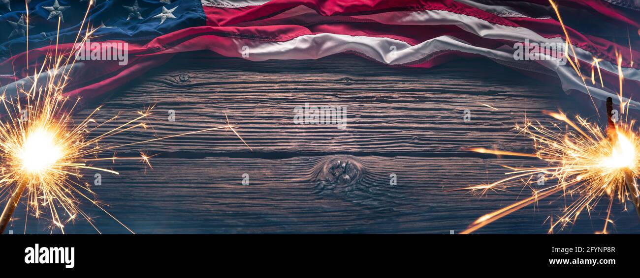 Bandiera americana con sparklers e fumo su sfondo di legno - Independence Day background Foto Stock