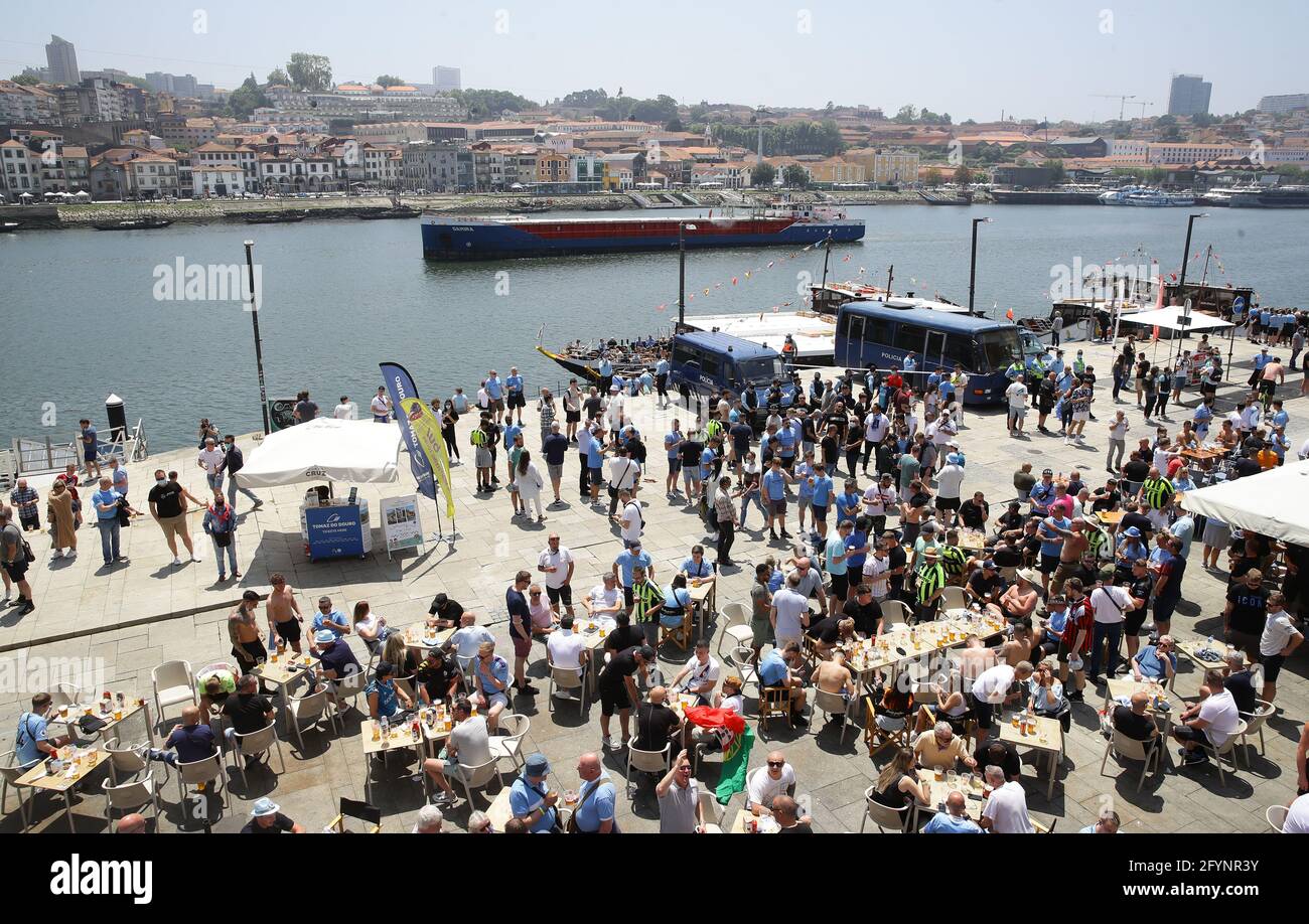 Porto, Portogallo. 29 maggio 2021. Gli appassionati di Manchester City potranno godersi il sole prima della partita della UEFA Champions League all'Estadio do Dragao di Porto. Il credito immagine dovrebbe essere: David Klein/Sportimage Credit: Sportimage/Alamy Live News Foto Stock