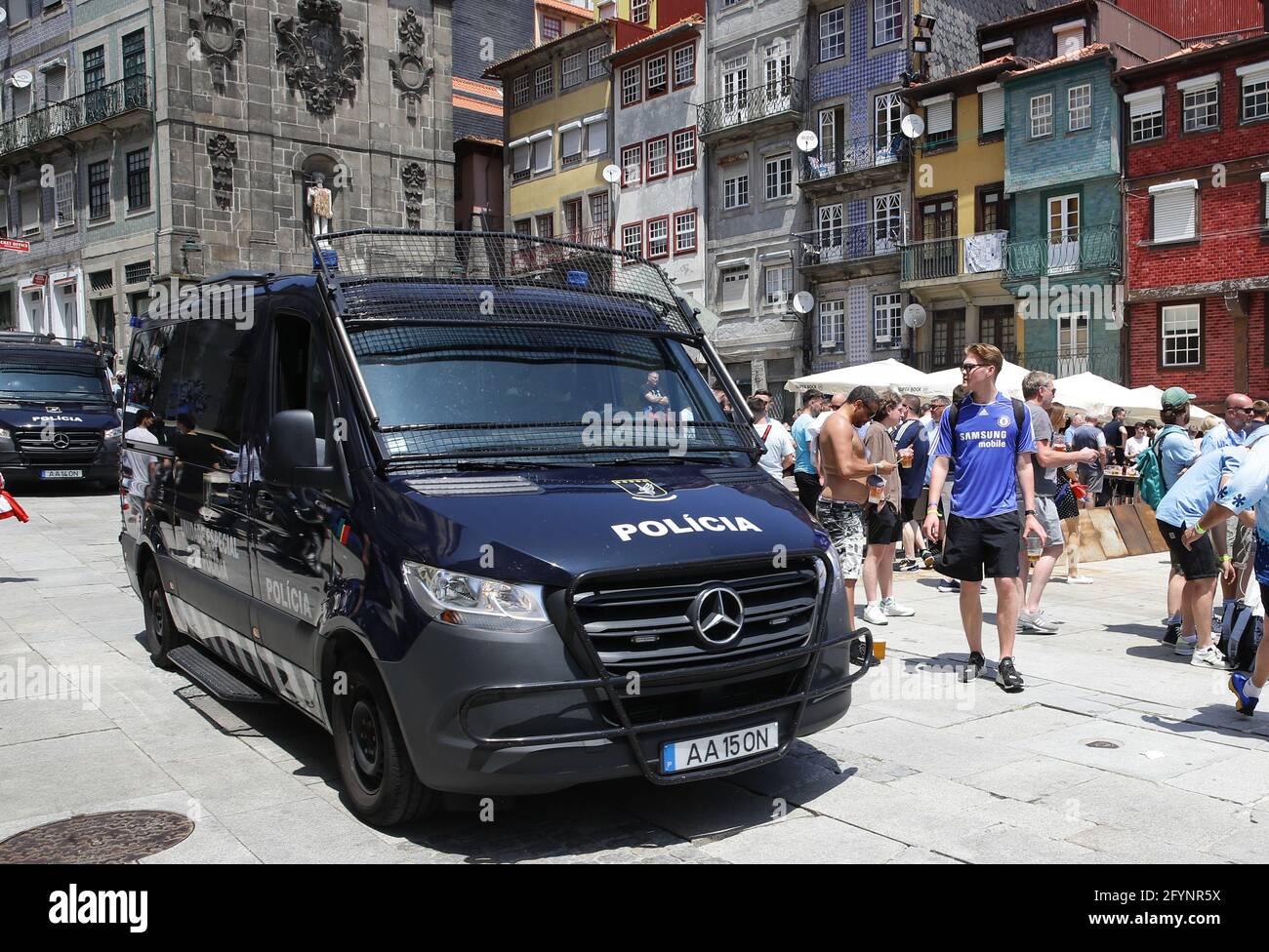 Porto, Portogallo. 29 maggio 2021. I furgoni della polizia girano la zona tenendo d'occhio i tifosi prima della partita della UEFA Champions League all'Estadio do Dragao, Porto. Il credito immagine dovrebbe essere: David Klein/Sportimage Credit: Sportimage/Alamy Live News Foto Stock