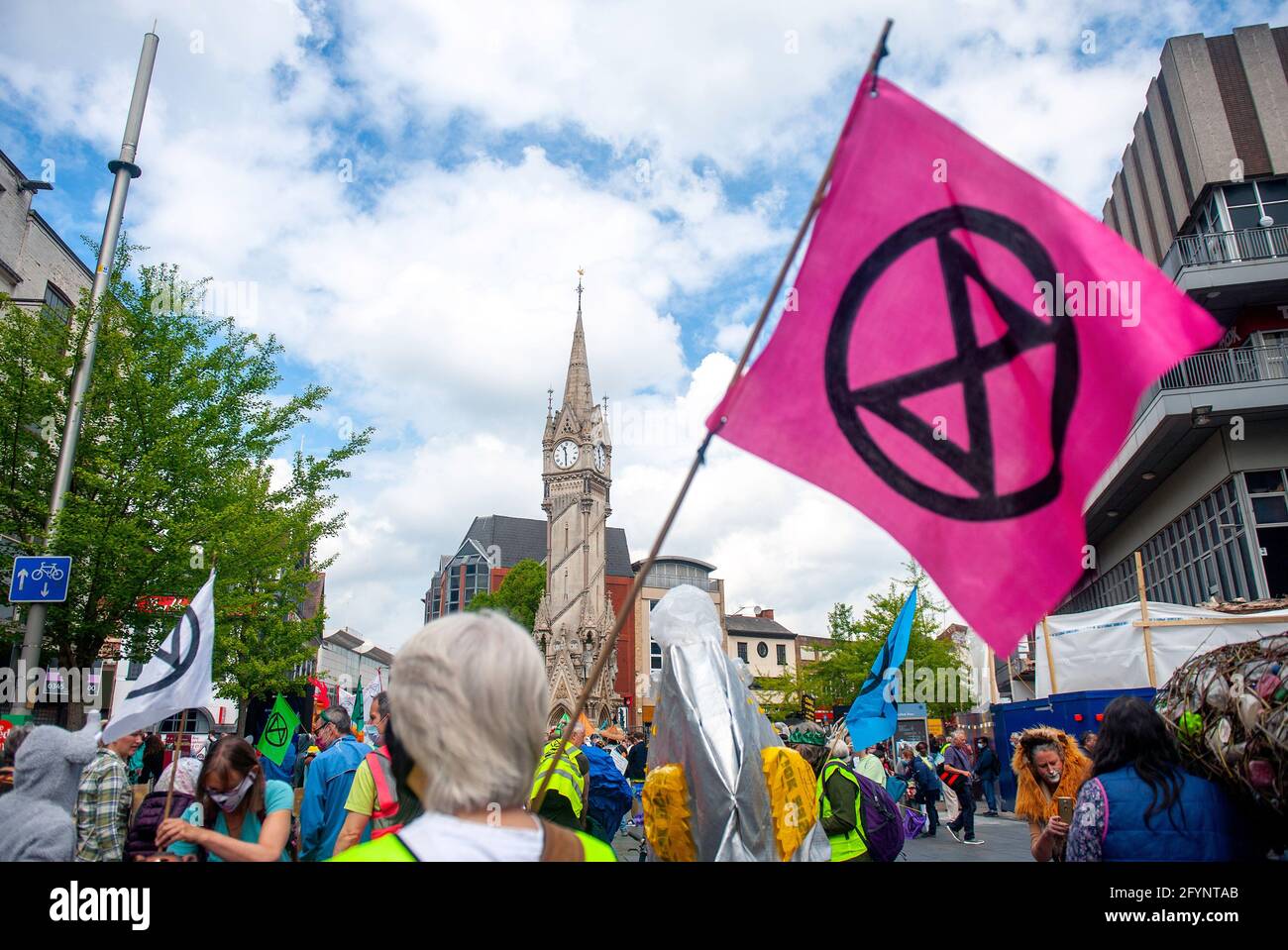 Estinzione ribellione protesta in città. Le persone si dimostrano e si vestono come specie in pericolo. Foto Stock