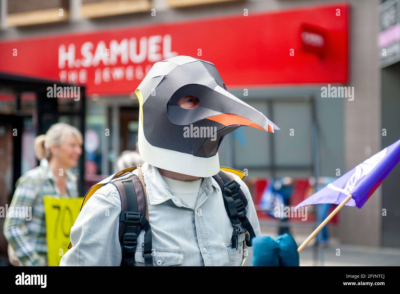 Estinzione ribellione protesta in città. Le persone si dimostrano e si vestono come specie in pericolo. Foto Stock