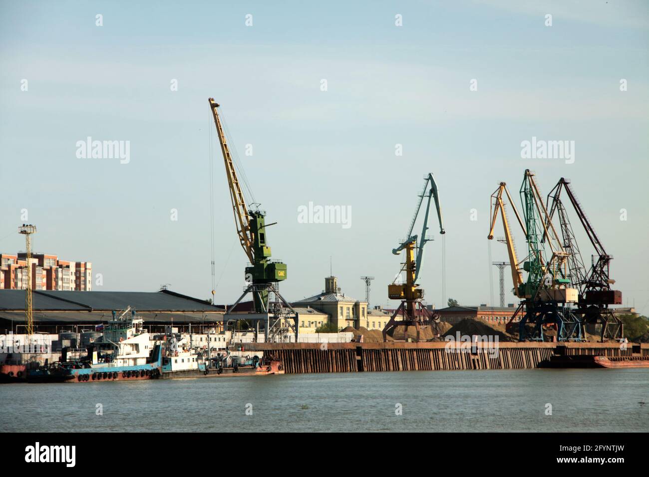 Concetto di trasporto, paesaggio urbano - vista sul porto del fiume con gru Foto Stock