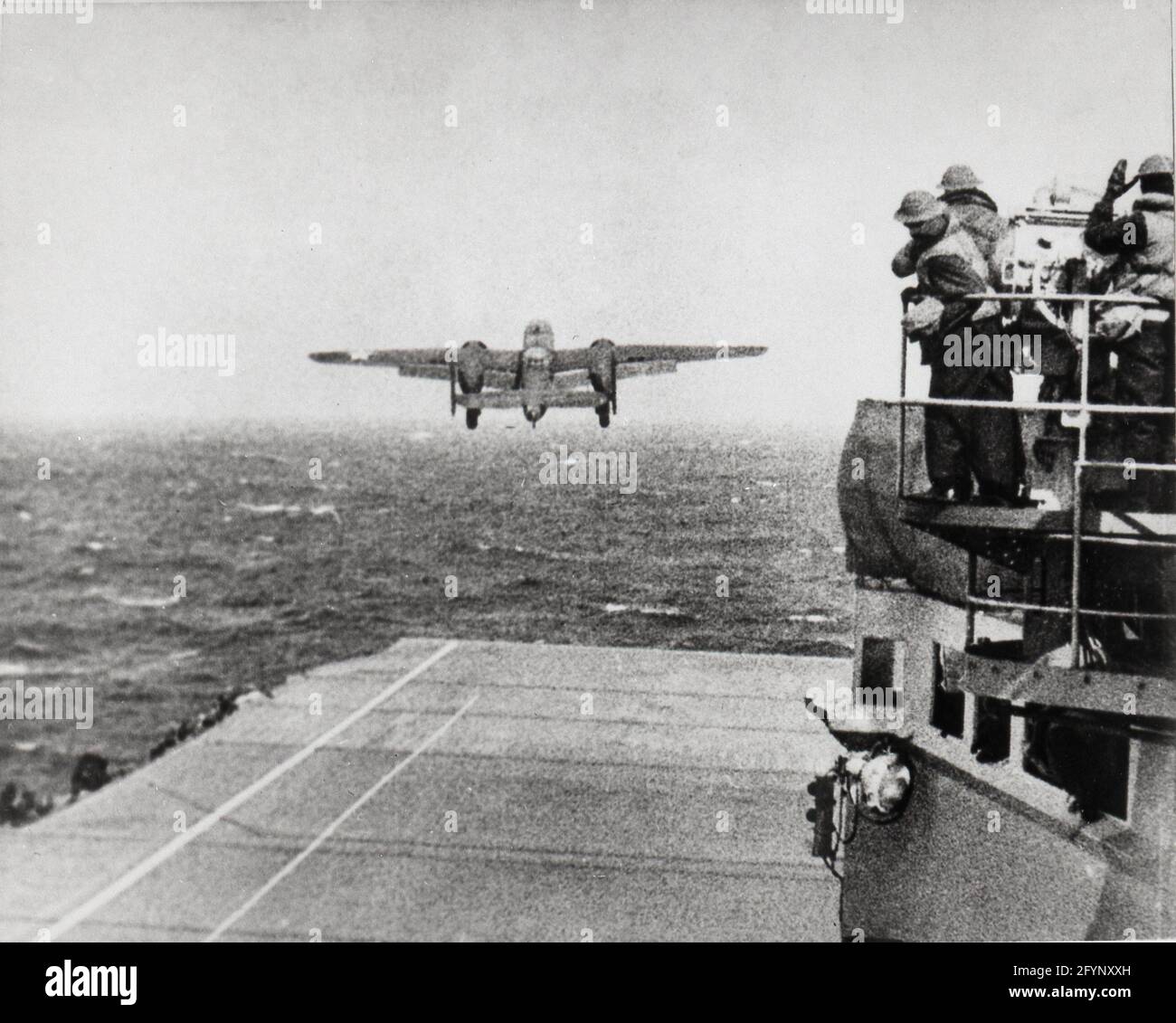 Seconda Guerra Mondiale Doolittle RAID, 18 aprile 1942. Un bombardiere dell'esercito B-25 decolla dalla USS HORNET nel primo raid aereo statunitense sul Giappone guidato dal generale James Doolittle Foto Stock