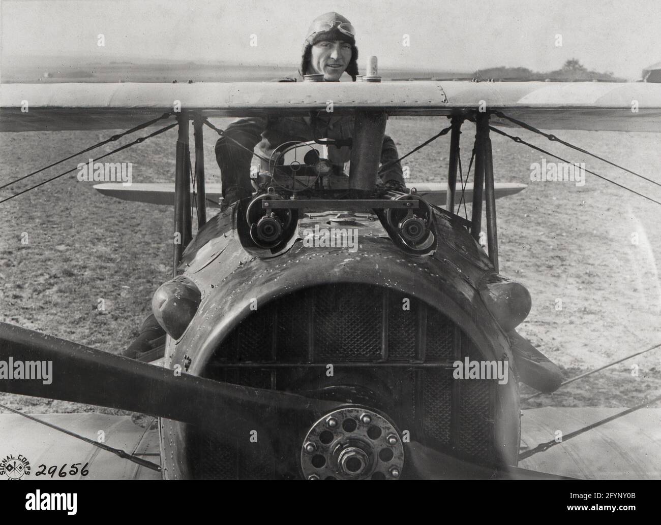 Prima Guerra Mondiale il pilota di combattente Ace Eddie Vernon Rickenbacker americano Flying Ace nel suo aereo SPAD XIII vicino a Rembercourt, Francia, 94th Aero Squadron Foto Stock