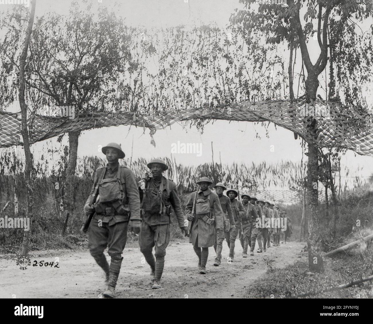 Prima Guerra Mondiale prima Guerra Mondiale esercito USA truppe di fanteria, unità afroamericana, marciando a nord-ovest di Verdun, Francia - segregazione di soldati neri Foto Stock