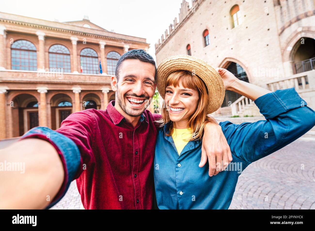 Giovane fidanzato e fidanzata innamorati di divertirsi prendendo selfie al tour della città vecchia - Wanderlust stile di vita concetto di viaggio con coppia turistica Foto Stock