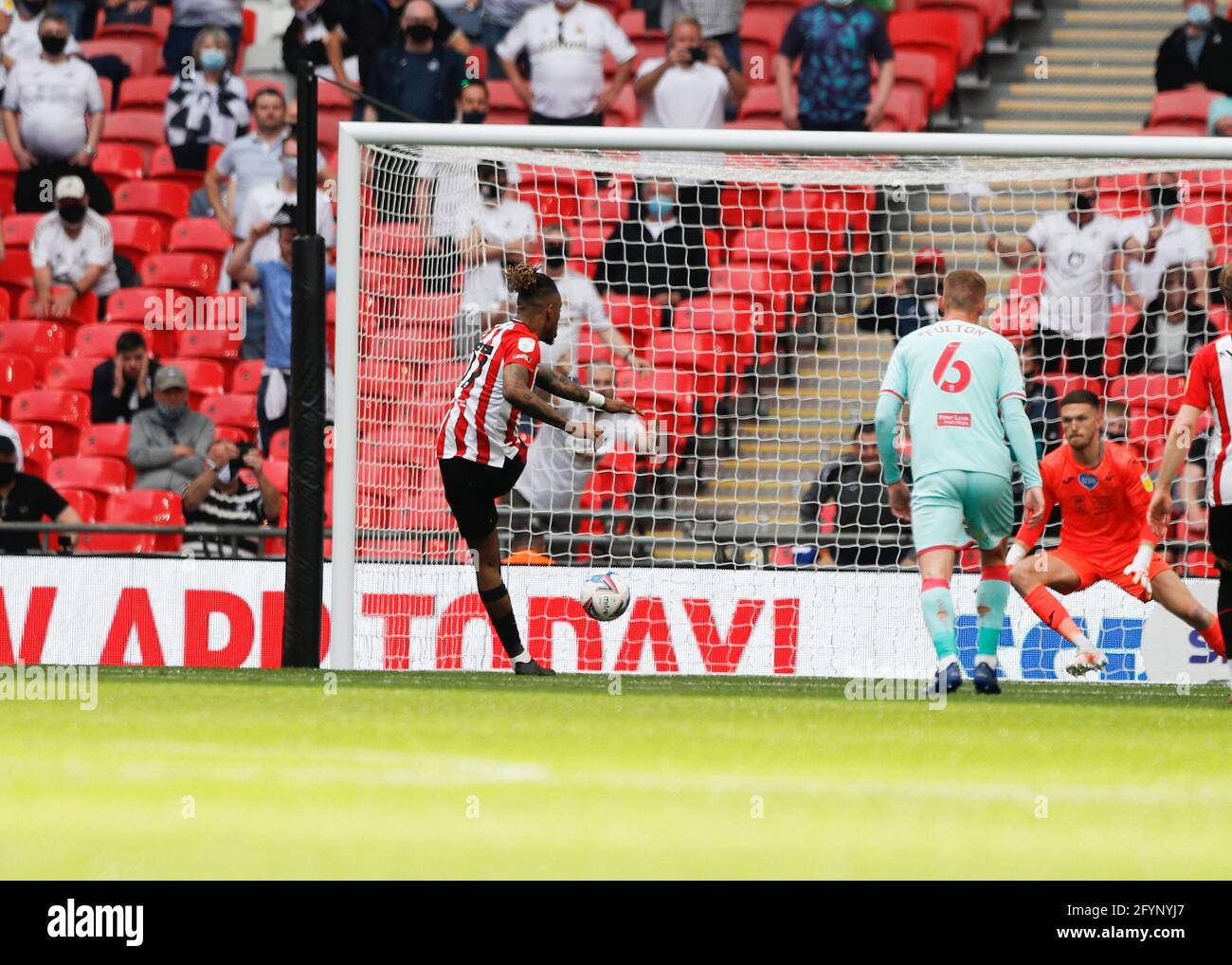 Wembley Stadium, Londra, Regno Unito. 29 maggio 2021. Campionato di calcio della Lega Inglese Calcio, finale di Playoff, Brentford FC contro Swansea City; Ivan Toney di Brentford spara e segna i suoi lati 1° goal nel decimo minuto da un calcio di punizione per renderlo 1-0 Credit: Action Plus Sports/Alamy Live News Foto Stock
